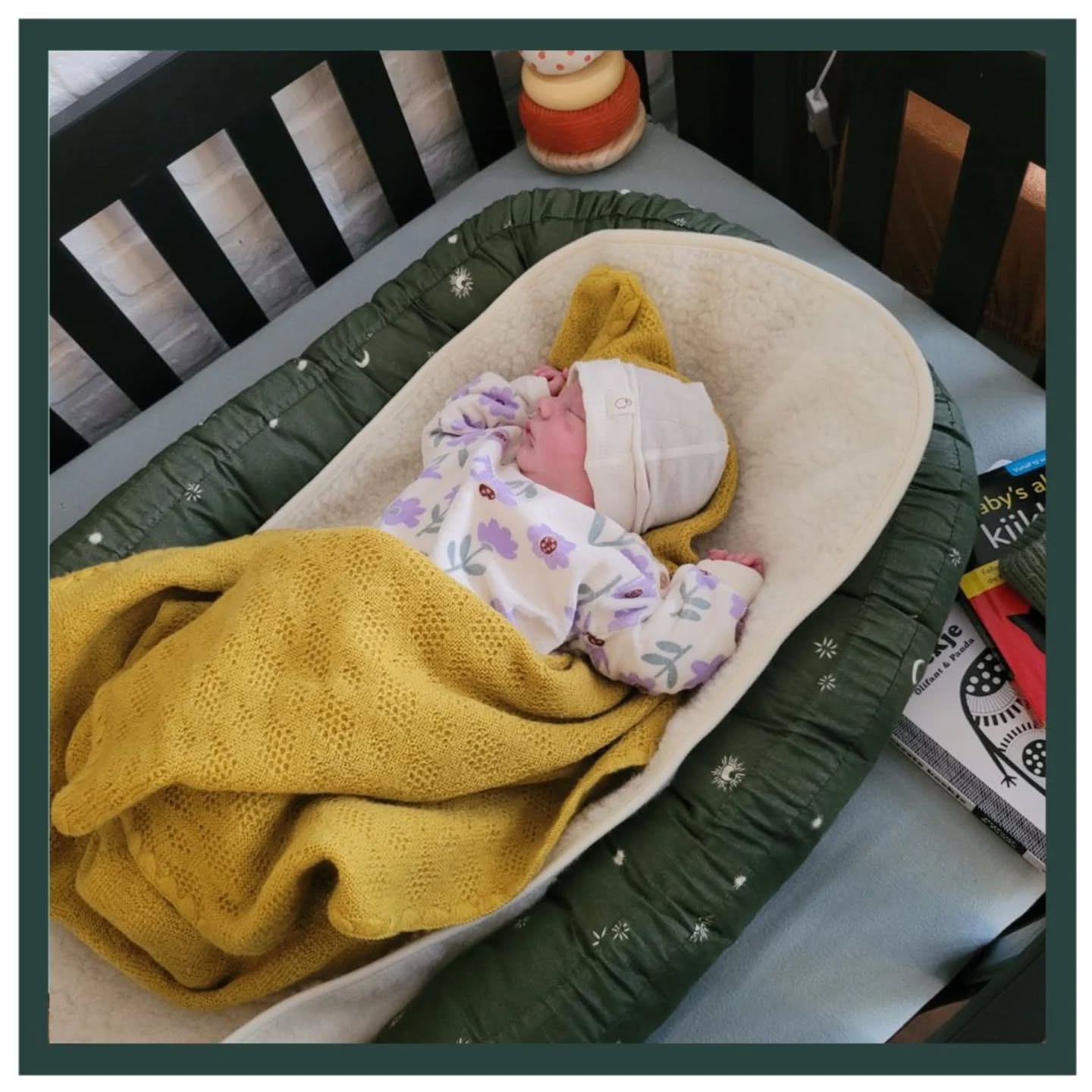 WELKOM GUUS! 💙
Deze lieve jongen is de zoon van Lauren en Geertjan en het broertje van Noud. Hij werd geboren op 08-12-2025 om 12.19u, bij 41 weken en 1 dag. Hij woog 3540 gram.
Na een pittige eerste bevalling wilden Lauren en Geertjan dit keer graag een andere ervaring. Ze hadden er zelf goed over nagedacht welke dingen hen daarbij konden helpen. Communicatie en rust waren daarbij een belangrijke factor. Ze bereidde zich voor met een doula en maakten vooraf een duidelijk plan met wensen t.a.v. de bevalling en ook voor het kraambed. 💕
In de nacht van 8 december belde Geertjan om 05.00u om door te geven dat de bevalling begonnen was. Lauren had regelmatige weeën die ze nog goed op kon vangen en ze wilde daarom nog geen huisbezoek. Wel belden ze hun doula Gwen alvast voor support. Om 10.45u belde Geertjan opnieuw, dit keer met de vraag of Milan wilde komen. Bij aankomst van Milan ving Lauren de weeën heel rustig op en was er totale rust in huis. We besloten om nog geen inwendig onderzoek te doen op verzoek van Lauren. Lauren ging in bad, 🛁 daar werden de weeën snel sterker en voelde ze al snel wat druk. Ze voelde zelf en voelde direct al een hoofdje! Het leek dus snel te gaan! Snel zetten we alles klaar en na 4 minuten persen werd zoon Guus geboren in bad. 🥰 Lauren pakte Guus zelf aan en legde hem op haar borst. Samen met Geertjan ontdekte ze dat Guus een jongen is! De placenta werd gehurkt naast het bad geboren waarna we een mooie foto maakte van Guus met de placenta. Deze bevalling was een echt cadeautje voor zowel deze ouders als voor Milan! Helemaal hands-off en zo'n andere ervaring als de eerste keer. 😍 Een 2e bevalling kan soms zelfs helend werken voor een eerste minder fijne ervaring! 😊
Lieve Lauren, Geertjan en Noud, nogmaals gefeliciteerd met jullie zoon en broertje Guus. Wij wensen jullie heel veel geluk! Liefs team LEV. ❤️
#babyboy #geboorte #verloskundige #liefdevol #vertrouwd