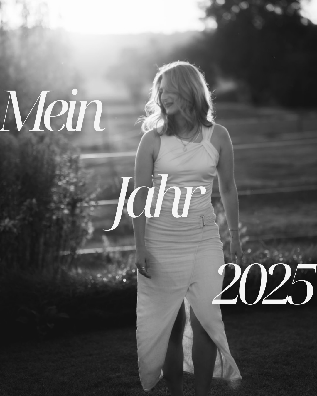 2025 ✨
Ein Jahr, das mich getragen, gefordert und wachsen lassen hat.
Mehr Bergtouren als gedacht ⛰️
Reisen, die meinen Blick geweitet haben 🌍
Selfcare-Momente, die wirklich nachhaltig waren – allen voran ein Yogaretreat, das viel in mir bewegt hat 🧘♀️💫
Dazu Musik, die geblieben ist 🎶
Begegnungen mit Herzensmenschen 🤍
und ein Business, das mich erfüllt –
wieder so viele wundervolle Bräute begleiten zu dürfen, ist alles andere als selbstverständlich 👰♀️✨
Dankbar für all das, was war.
Und für das, was kommt 💛
#recap2025 #dankbarkeit
#reisen #bergzeit #selfcare
yogaretreat innergrowth
businessmitherz lovemyjob
bräute2025 jahresrückblick