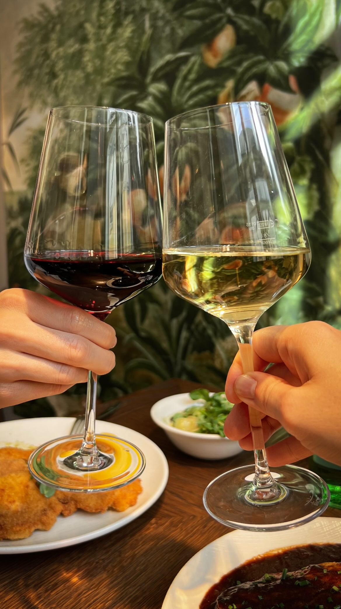 Neujahr naht – was ist euer Katerkiller? 🤓
Andis Antwort: Pifferl Bier + etwas Deftiges.
Funktioniert bei ihm immer. 🍻🥨
#SchlossSchönbrunn #JosephII #AndiWojta #WienerKüche #Wien