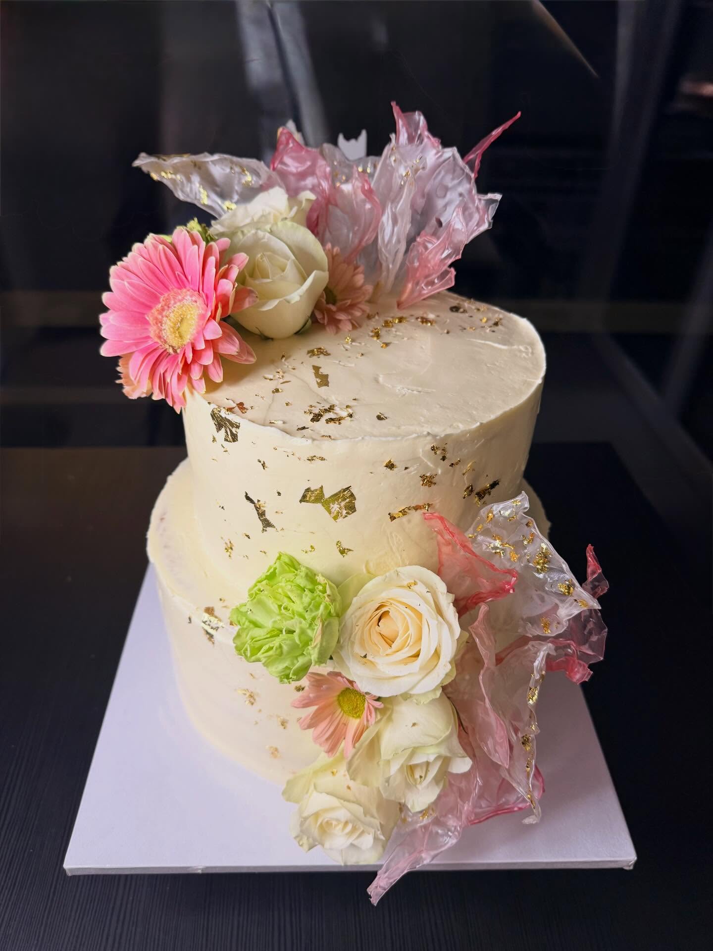 🌸✨ Eine Torte wie ein Kunstwerk: zarte Blumen, farbige Details & goldene Ornamente.
Innen verführt Himbeere auf Pistaziencreme, verfeinert mit frischem Lemon Curd 🍋
#fyp#cake#bakecraft