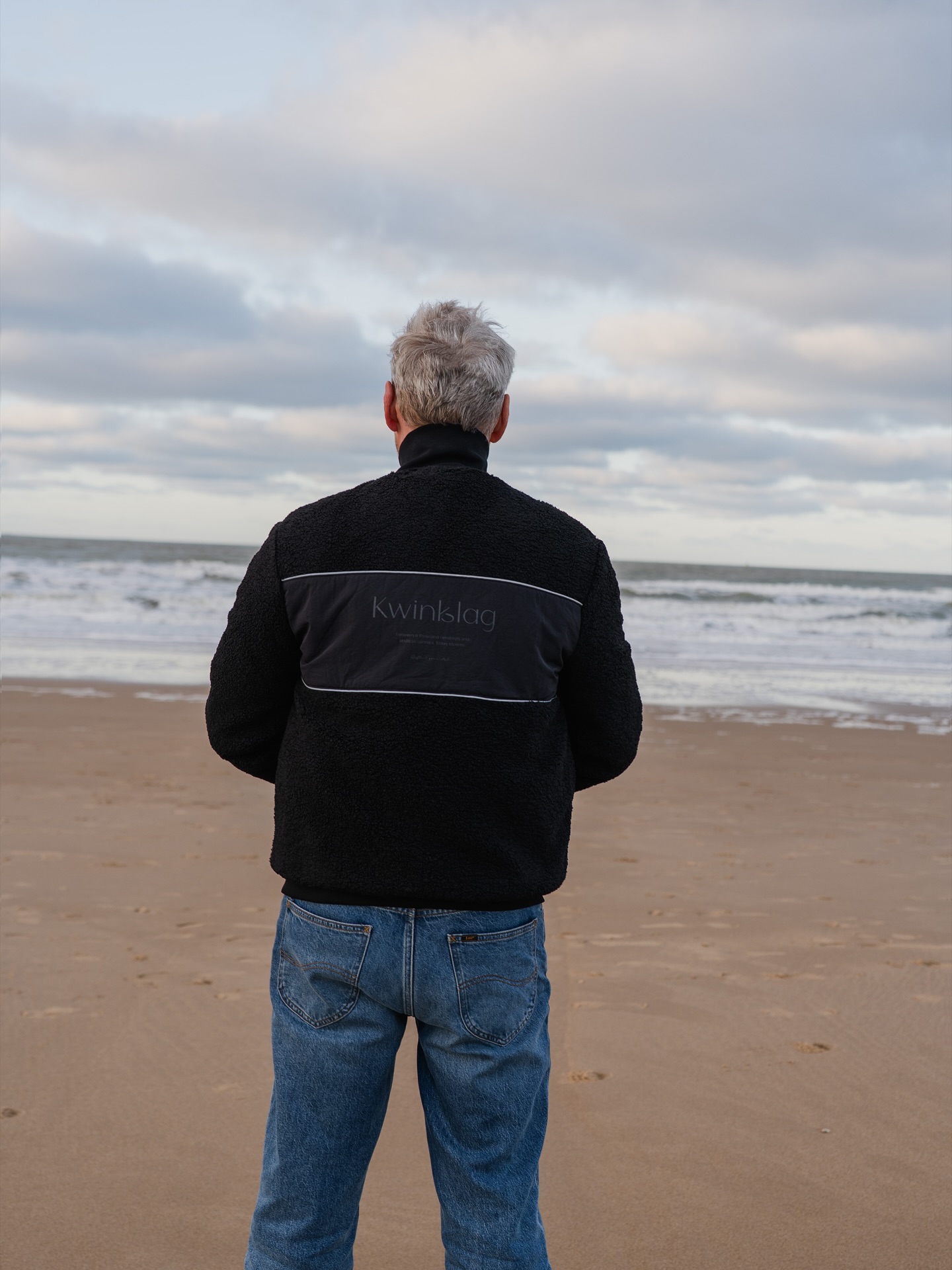 We knallen 2026 in met onze nieuwe Teddy Jackets.
Zacht, comfy en gemaakt om te dragen zoals jij dat wil: casual, outdoor of gewoon elke dag. Afgewerkt met subtiele reflecterende details, echte Kwinkslag-style.
Verkrijgbaar in
- beige (cropped bomber fit)
- zwart (regular loose fit)
Get yours, nu online 🖤
#reflectyourstyle #kwinkslag #teddyjacket #reflective #streetwear