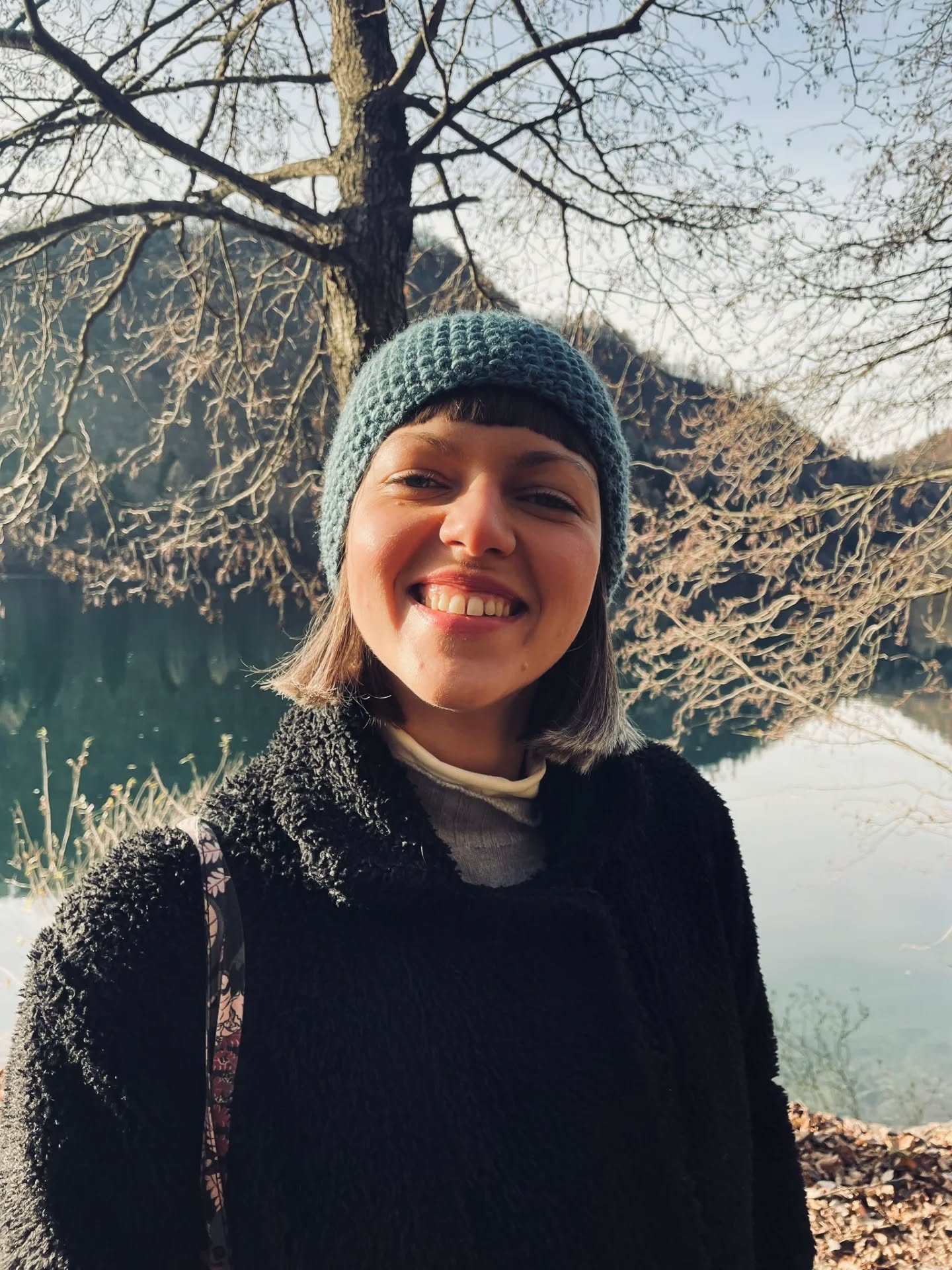 Ciao 2025, ti ricorderò come l'anno in cui ho imparato che le cose non si perdono, né si distruggono, né scompaiono mai davvero, ma si offrono a noi per potersi trasformare in altre cose.
Ogni atto di creazione è co-creato insieme a tutte le parti di noi, la me del passato danza con la me del presente e le sussurra: portami dove vuoi tu.
Ciò che sarà è ciò che è già stato, sotto mutata forma, è un patto di continuità, ma sopratutto di fiducia.
Con questo pensiero, benvenuto 2026!
˗ˏˋ ✸ ˎˊ˗
1. Cappellini fantastici e dove trovarli
2. I tarocchi di Patrizia Cavalli
3. Fai cantare il tuo cuore @kirtan_club
4. @vedastudioroma ~ un sogno diventato realtà
5. Una casa che ho amato tanto
6. I leaf, I path, I flower
7. Ogni tanto ricordati di lasciarti guidare @iltavolofemminile
8. Falso movimento con @serena.ciccotti
9. La conoscenza della vita @sattvayogafest
10. Un puntino rosso
11. Abbi fiducia nella tua capacità di guidare
12. Scegliere un verde è un atto di grande responsabilità