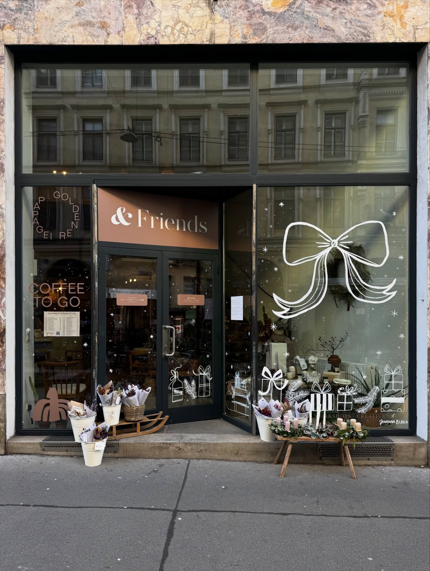 Festive illustrations I painted for @andfriends_store ✨🎄
In 2025, @thegirlbehindabrand trusted me with her shop windows twice, and I painted two artworks: one for spring/summer and one for winter ❄️
Merci for your trust and for always making it so fun to work together, @thegirlbehindabrand 🥰
I loved working on a larger scale than usual and how illustration can truly transform a space.
More window projects this year, please ✨☺️💕
#illustration #windowart #schaufenstergestaltung #mural #painting