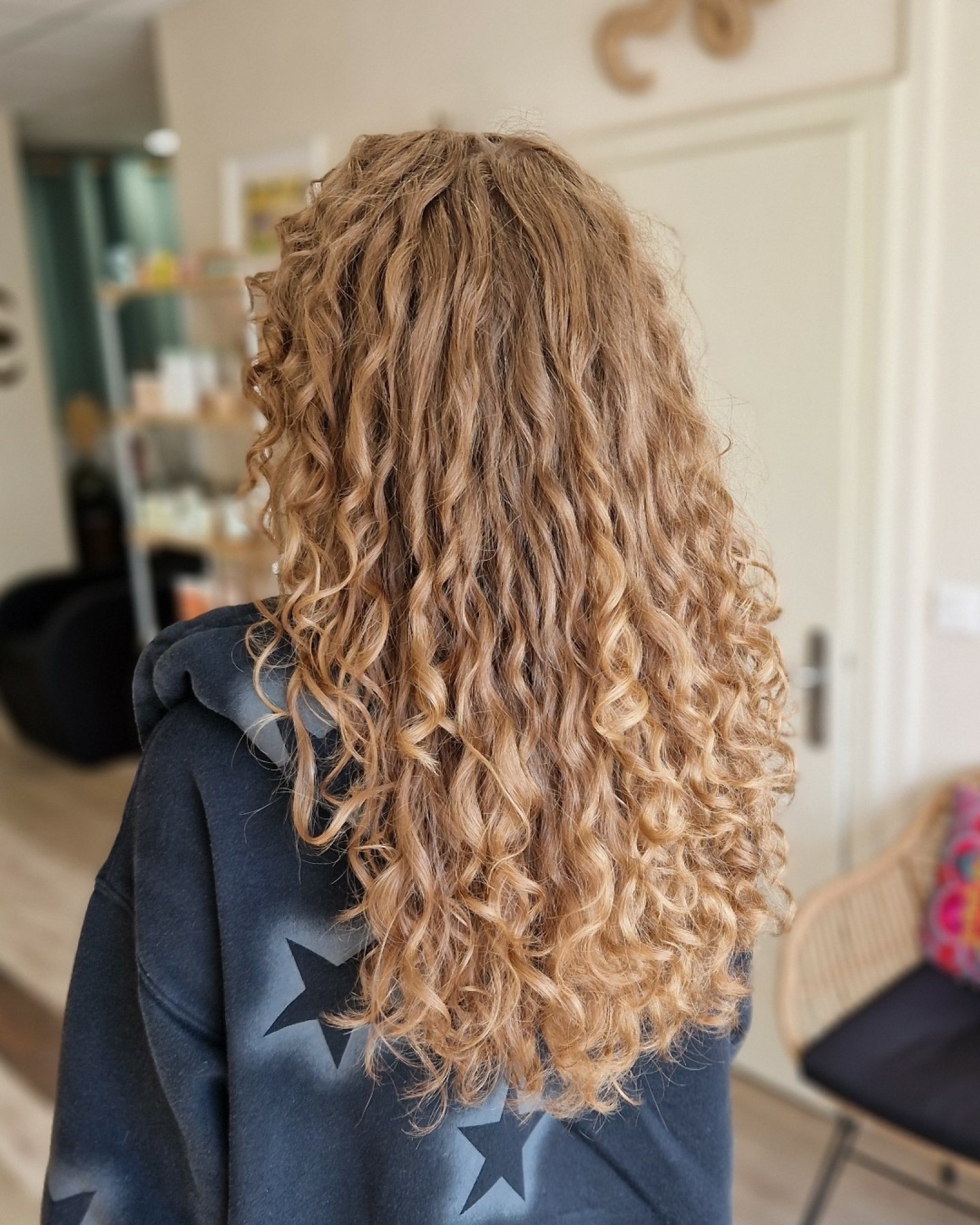 Des boucles qui se réveillent ✨
On a travaillé la forme, le volume et la légèreté pour mettre en valeur ce blond lumineux.
Un rendu tout en relief, naturel et vibrant !