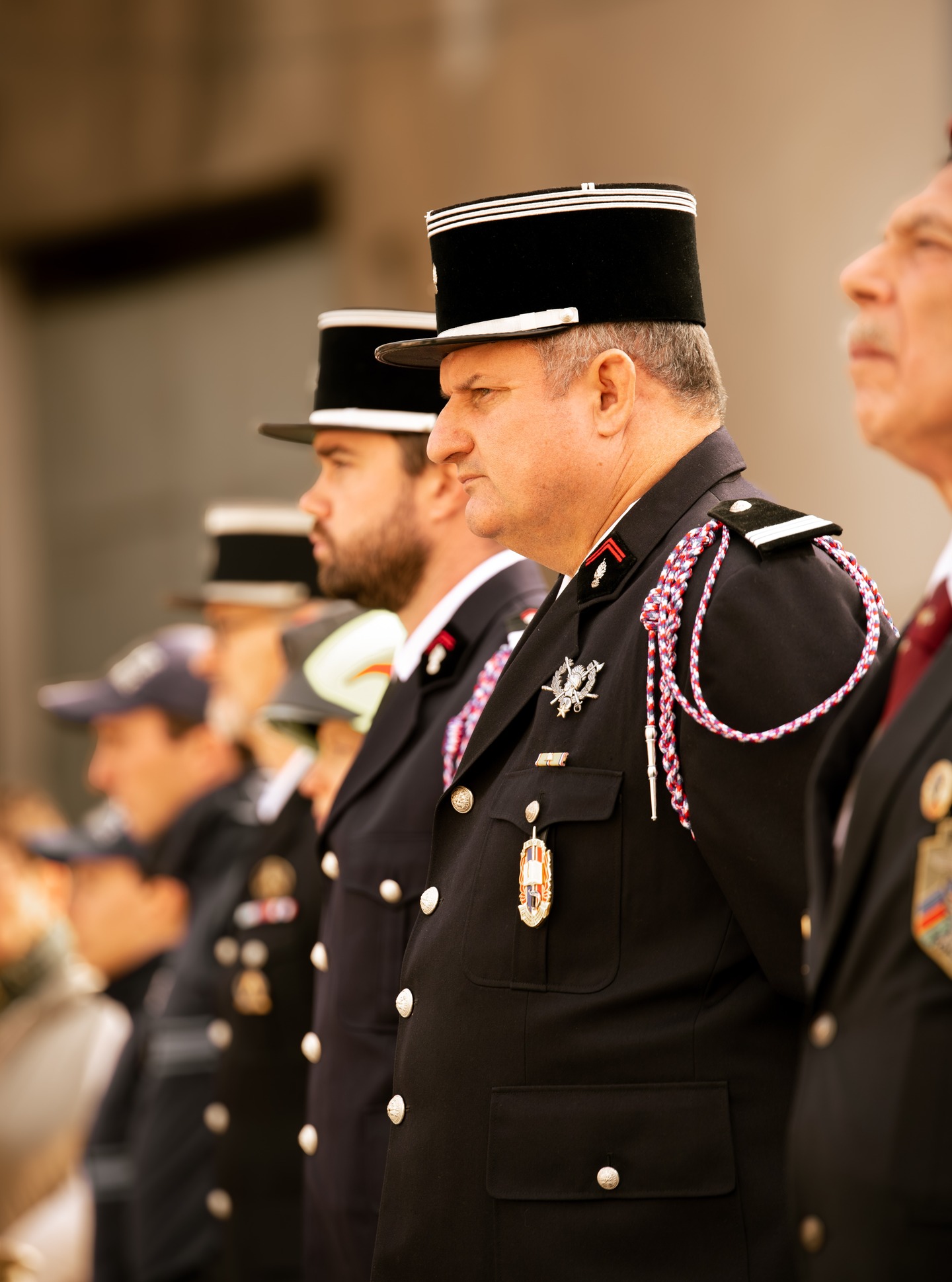 Honneur, engagement, mémoire.
Dans le silence d’une cérémonie, chaque regard raconte une histoire.
Celle du devoir, du courage et du respect porté à l’uniforme.
Photographier ces instants, c’est figer bien plus que des visages :
c’est préserver une mémoire collective, une fierté, une transmission.
#ceremonie #devoir #engagement #memoire #respect
#photographiederue #photographiedocumentaire
#uniforme #honneur #photographefrançaise