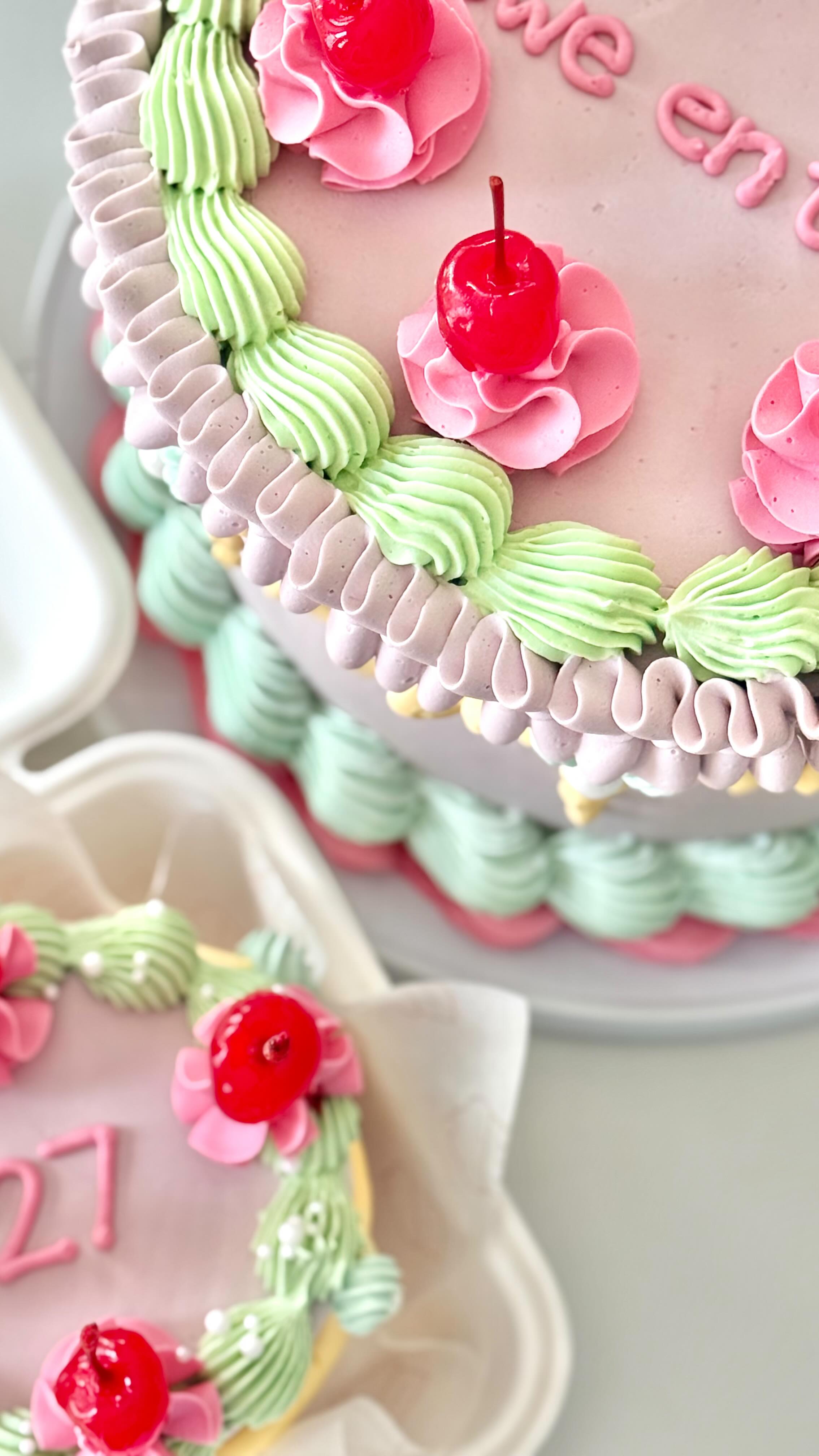 Pipe with me ๐
Doing what I love , happy in my happy place .
What would you like to see me do next ?
#cakecake #onlinebakery #grwm #pipingtechniques