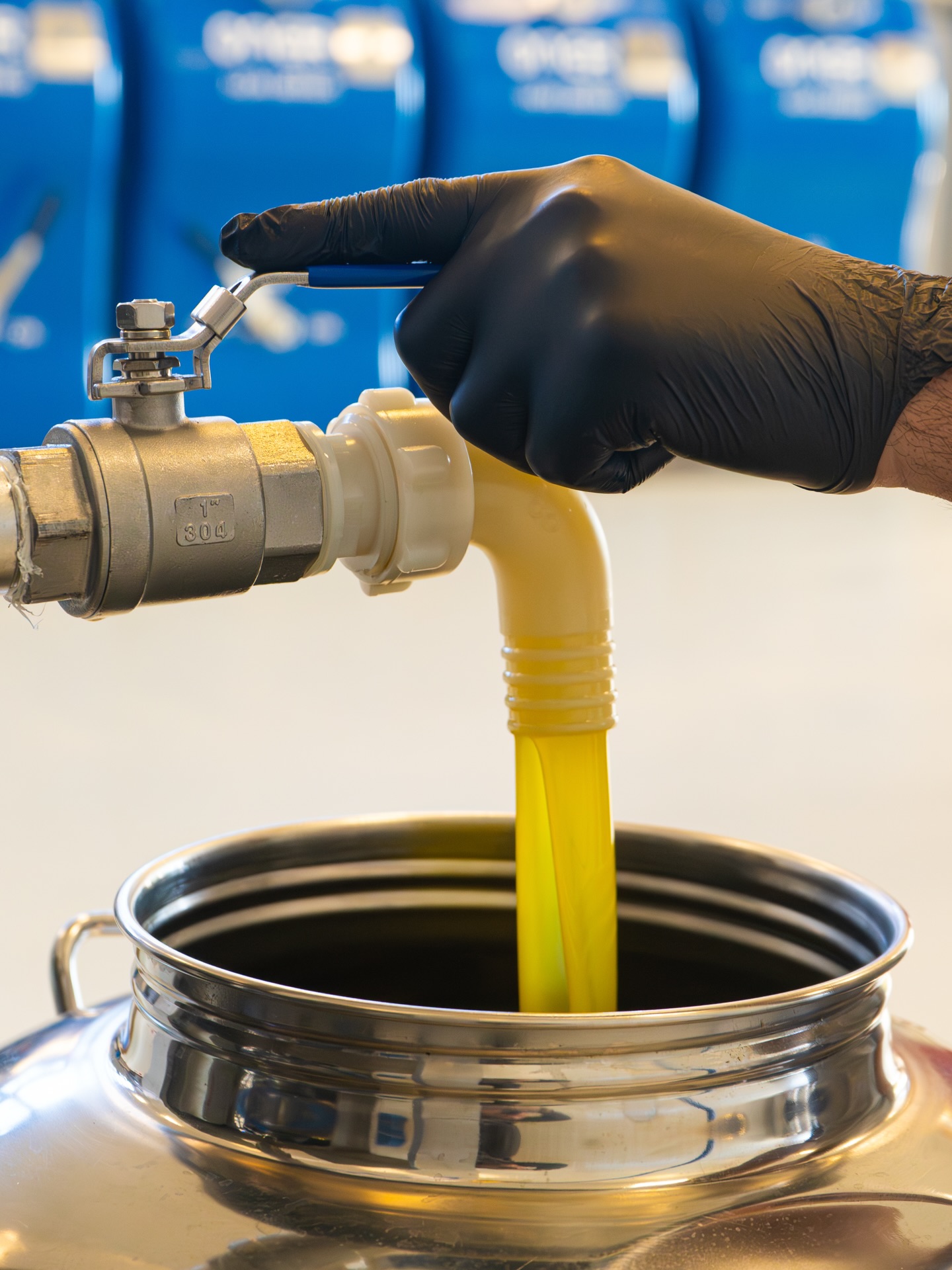 Nel cuore del Fortore, nasce la qualità firmata Olearia Fortore 🫒
Un olio che prende forma da olive selezionate, lavorate con cura per preservarne freschezza, profumo e carattere.
Dalla produzione alla raccolta, ogni passaggio è controllato per portare sulle vostre tavole un olio autentico, intenso, vero.
Il gusto della nostra terra, goccia dopo goccia.
📍 Olearia Fortore – Macchia Valfortore