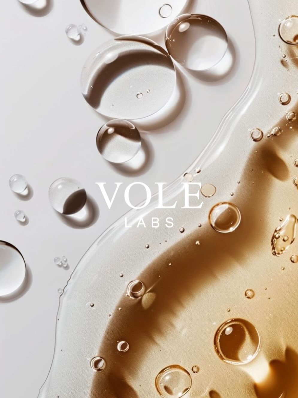 VOLE LABS to pielęgnacja, w której natura spotyka się z kliniczną precyzją.
Tworzymy formuły o ponad 97% składników pochodzenia naturalnego, wybierając surowce najwyższej jakości i łącząc je z nowoczesnymi kompleksami bioaktywnymi oraz biomimetycznymi peptydami. Każdy składnik ma swoje miejsce i cel, aby działanie było spójne, wielowymiarowe i odczuwalne na skórze.
To luksus rozumiany jako komfort, czystość formuły i widoczne wygładzenie.