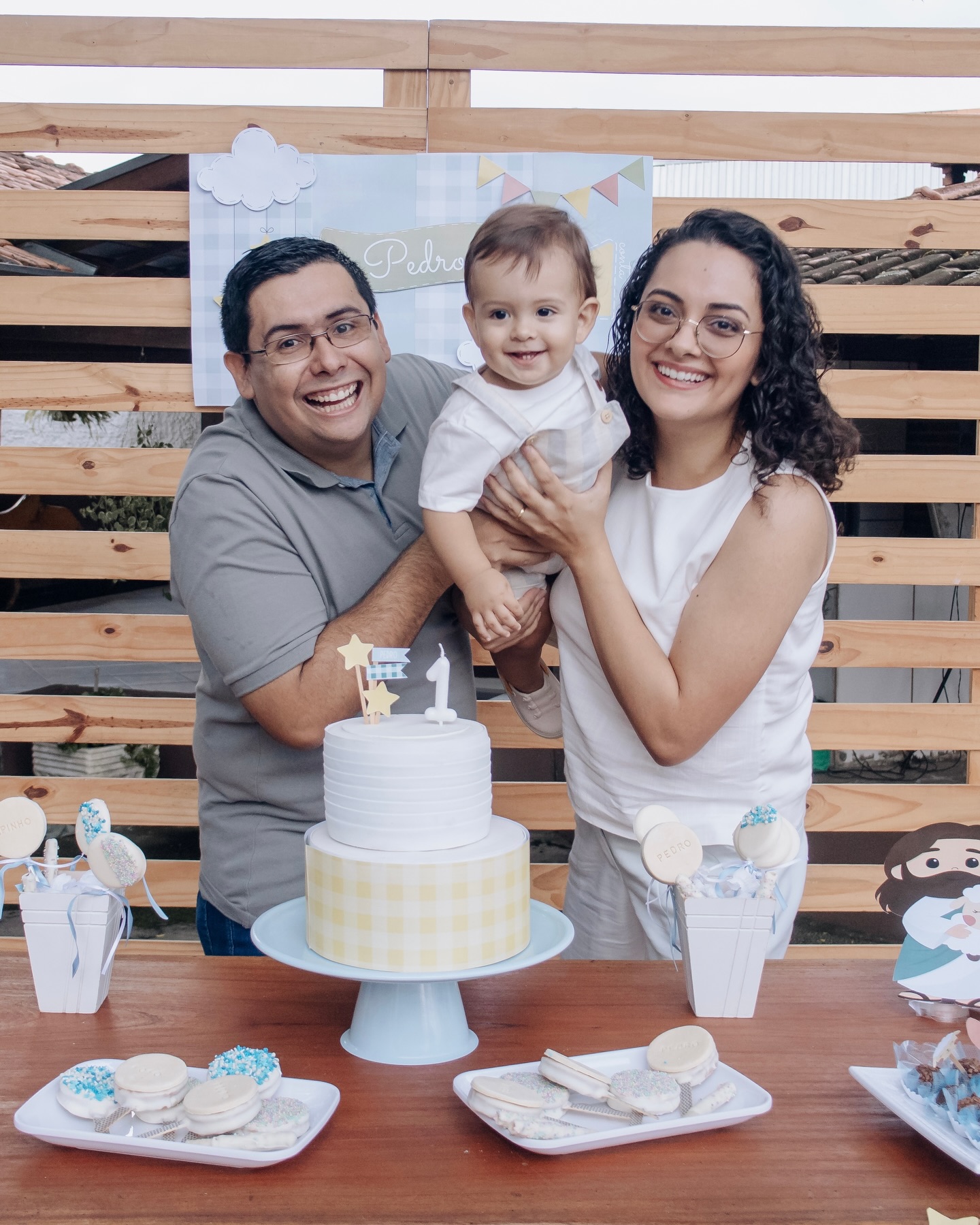 O primeiro aninho do Pedro foi celebrado com doçura, fé e muito amor 🤍🐑 Estamos encantadas com cada detalhe deste momento super especial! Que o Bom Pastor esteja sempre pertinho de você ✨