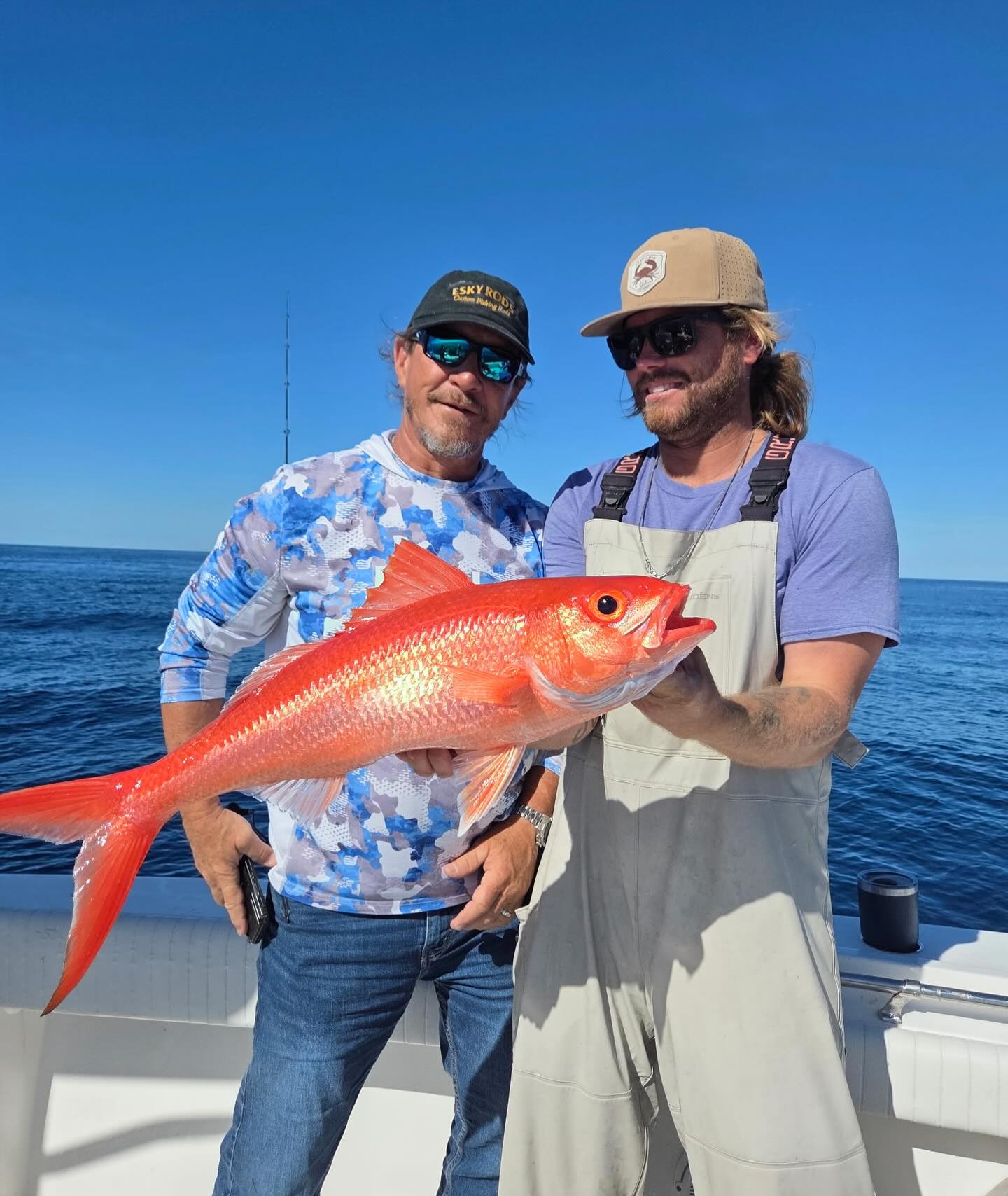 Definitely one of my favorite fish to catch. @martin.rickie got a nice one ☝️ #queensnapper #deepdropping #flkeys #whitewaterboats #gulfofmexico #snapper #snapperfishing #eskyrods