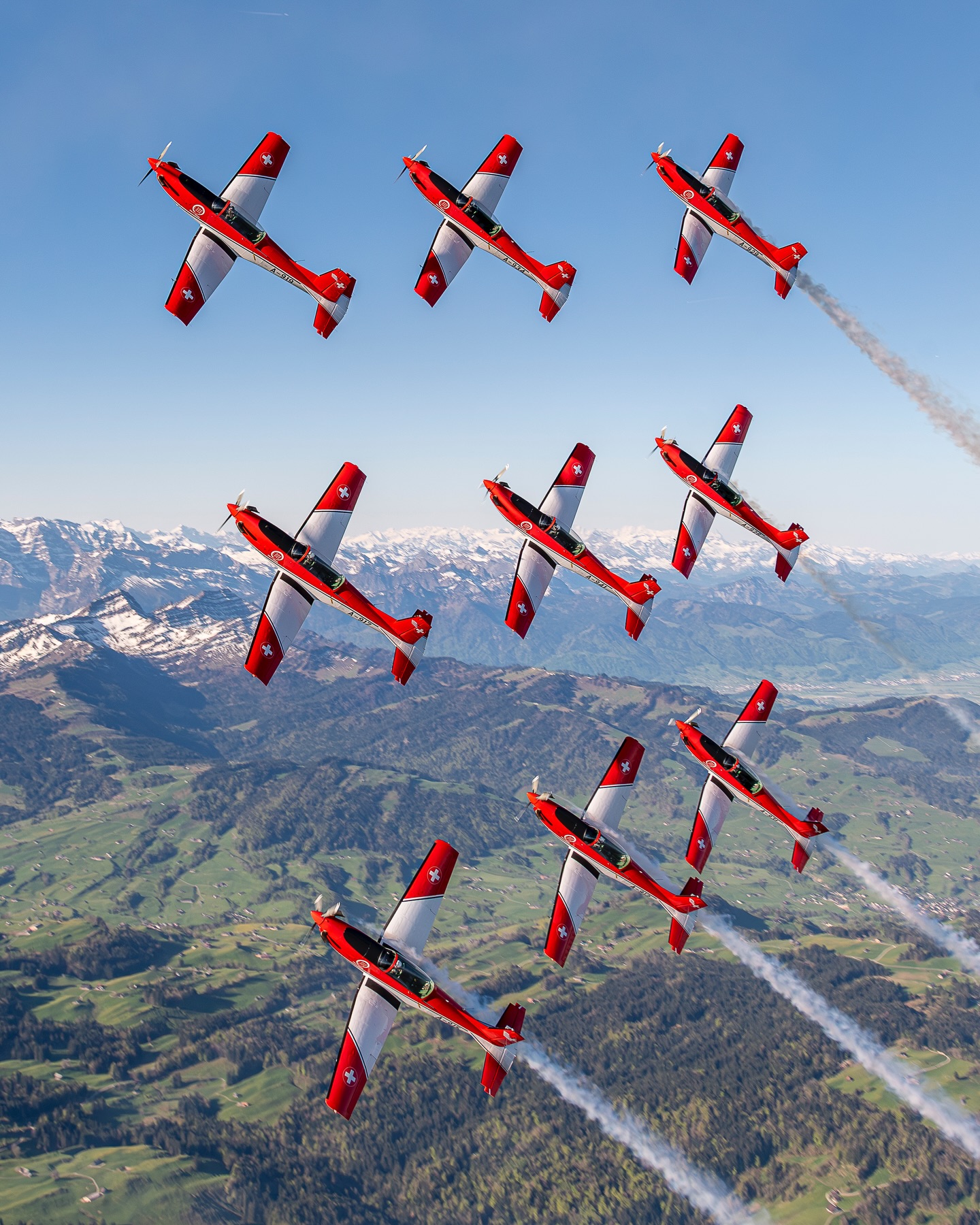 Wir wünschen euch einen guten Start ins Jahr 2026! 🎇 Bleibt gesund und passt auf euch auf. ✈️
———
We wish you a great start to 2026! 🎇 Stay healthy and take care. ✈️
———
Nous vous souhaitons un excellent début d’année 2026 ! 🎇 Prenez soin de vous et restez en bonne santé. ✈️
———
Vi auguriamo un ottimo inizio del 2026! 🎇 Restate in salute e abbiate cura di voi. ✈️
📸 @victor31ch | #pc7team #swissairforce #aviation #airshow #switzerland