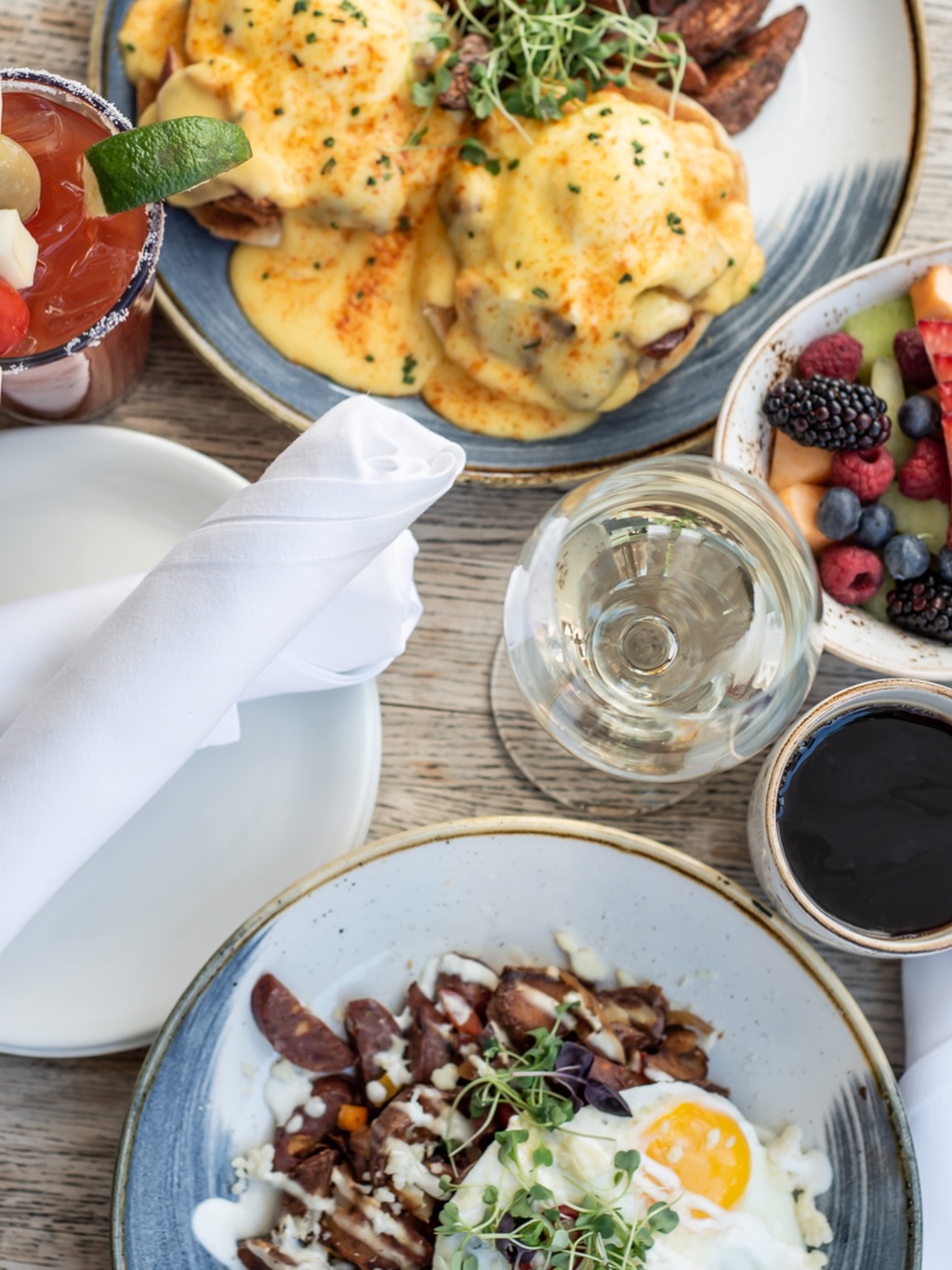 🍳As we launch into 2026 with a hunger for tasting new things “Roam” is a modern American restaurant located in downtown Bend, Oregon, that is a MUST do. Known for its refined yet approachable cuisine, Roam blends Pacific Northwest flavors with global inspiration, offering breakfast, lunch, dinner, and brunch in a casually elegant setting.