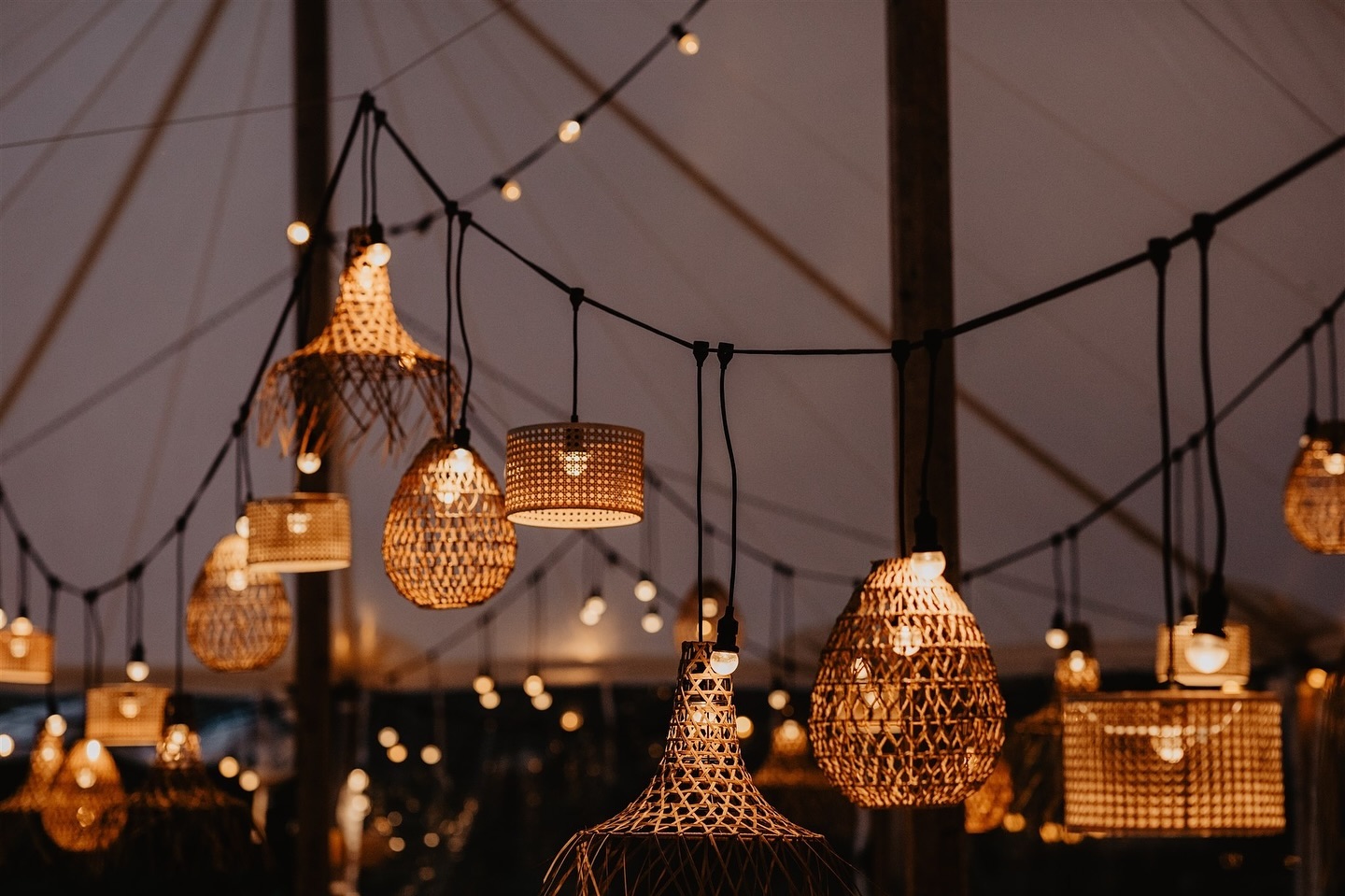 Alsof de lampen zeggen : this is where the magic happens ✨️
Foto door Jeanne by @anneleenjegers
Rotan magic via @wonderrentals