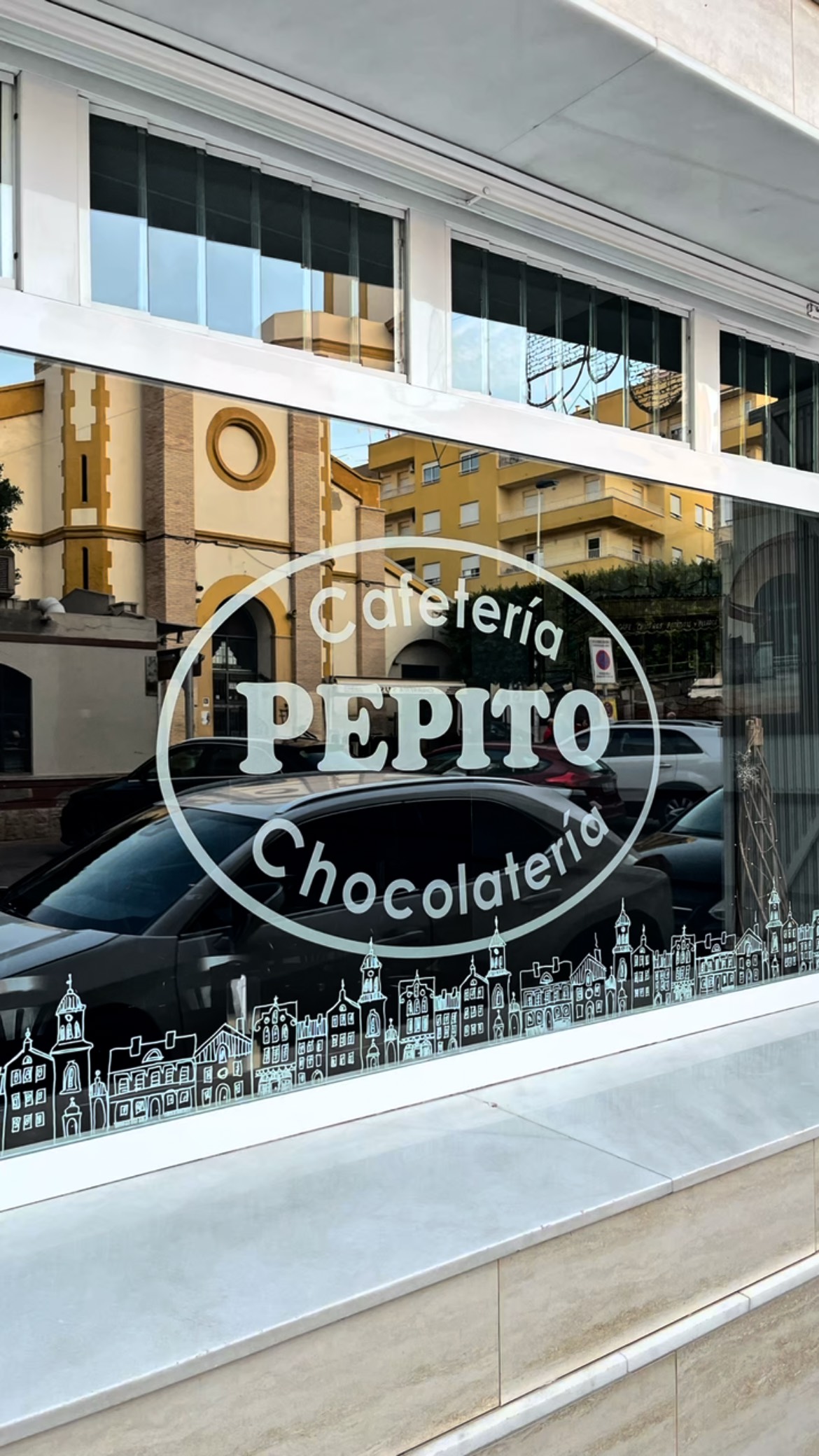 Estas Navidades he tenido el placer de dibujar en la cristalera de la cafetería Pepito, en Santa Pola ☕✨
Un lugar con historia, donde llevan tres generaciones sirviendo desayunos y creando recuerdos.
Esta vez, además, lo he hecho con una ayuda muy especial: mi madre ❤️
📍 @ccpepitoymanolita
🧑🧒 @ramilou74
🖊️ @poscaespana