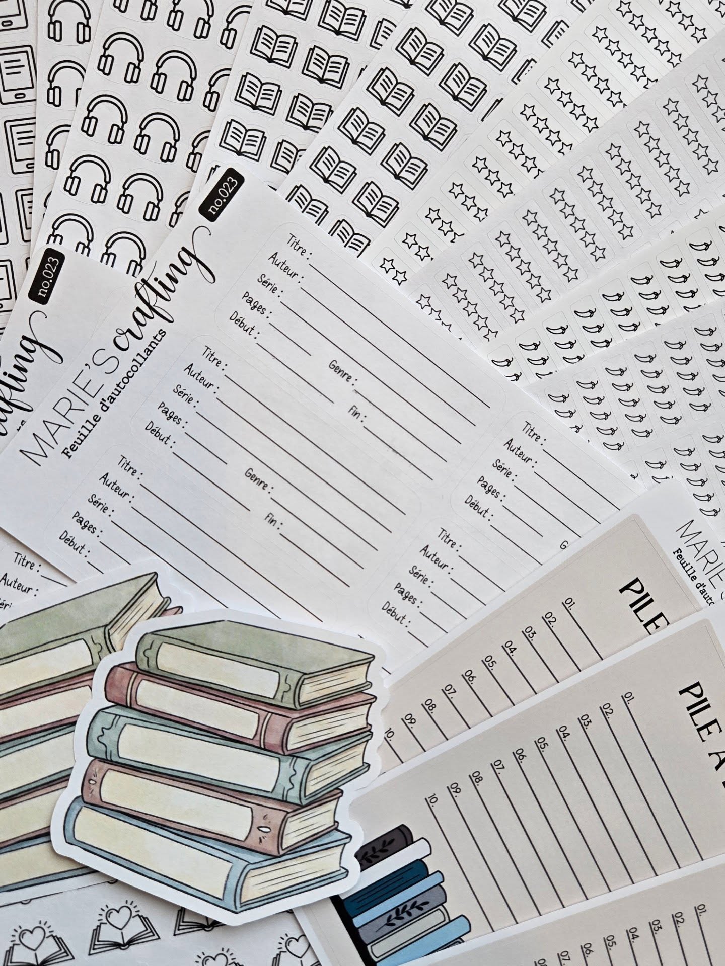 Quelque chose se prépare pour mes amoureux de journal de lecture! 📖👀