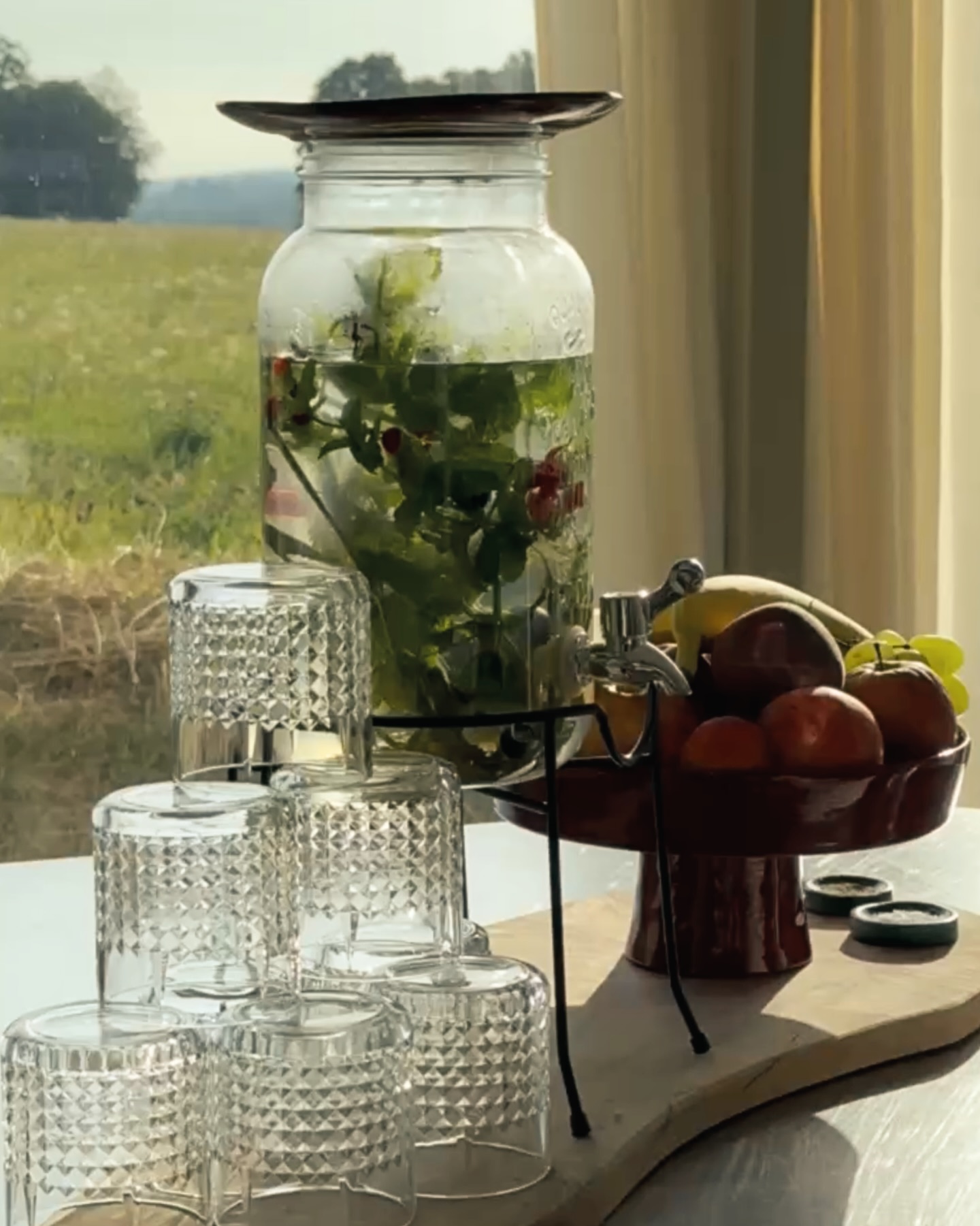 Breakfast is served.
Fresh bread, quiet light, unhurried moments.
Included with every stay.
Maison Oscar, Rochefort.