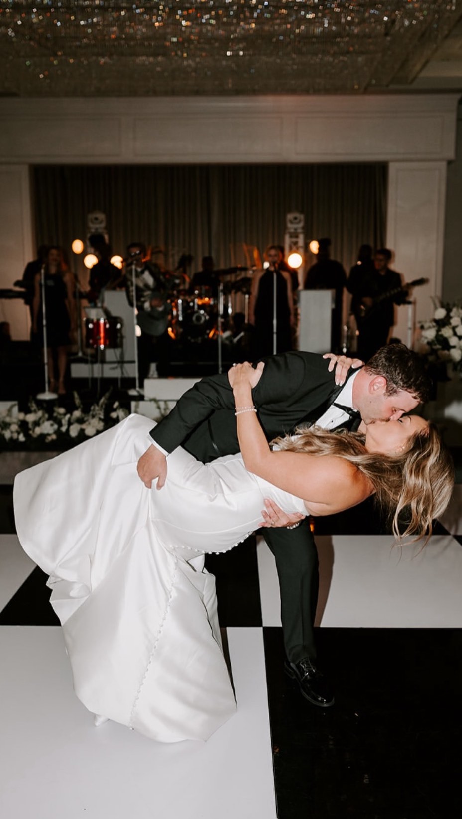 TAKE ME BACK 🥹💕 these love birds knew how to throw a party and throw a party we did 🎊
@sandlewoodmanor
@j__kozy
@erikageierphotography
@prime_wedding_films
@etoillyartistry
@dannyrayatlanticstreetband
@larue.catering
@texaseventstoremember
@petalandstembyjen
@special_events_houston
@elevatedavproduction
@cakesbyginahou
@royalcoachclassiclimo