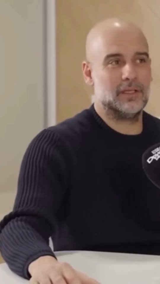 En este fragmento del podcast Desmontadito, Pep Guardiola reflexiona sobre la importancia de aceptar las emociones tal y como aparecen, sin intentar forzarlas ni combatirlas. Su mensaje coincide con una de las líneas más sólidas de la psicología científica: las emociones forman parte de los procesos adaptativos del ser humano y no están diseñadas para ser controladas de manera directa.
Desde la evidencia, sabemos que intentar eliminar emociones desagradables —como tristeza, miedo o frustración— suele generar más malestar y un aumento paradójico de aquello que se intenta suprimir. Este fenómeno, muestra que la regulación emocional efectiva no consiste en “sentirse bien todo el rato”, sino en responder de forma funcional a lo que sentimos.
Aceptar las emociones implica reconocerlas, permitir su presencia y dirigir la energía hacia conductas coherentes con nuestros valores. En el ámbito deportivo y en la vida cotidiana, esta capacidad se asocia con mayor resiliencia, mejor rendimiento y una relación más saluda