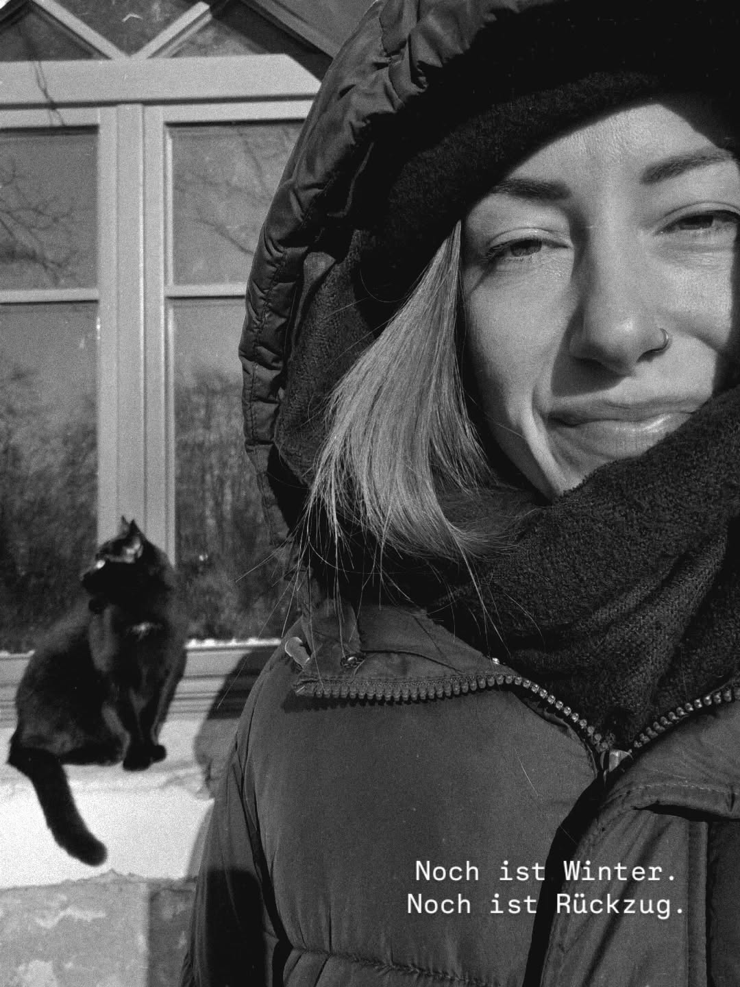 Ich möchte heute etwas mit dir teilen.
Vielleicht für dich. Vielleicht für den Teil in dir, der gerade müde ist vom Müssen.
Zum Jahreswechsel liegt oft so viel Druck in der Luft.
Neue Vorsätze. Neue Ziele. Jetzt umsetzen. Jetzt losgehen. Bloß nicht wieder versagen.
Und überall im Außen scheint es, als wüssten alle genau, was sie wollen und wohin sie gehen.
Vielleicht spürst du aber gerade etwas ganz anderes.
Vielleicht hast du gar keinen Zugang zu diesem Feuer.
Vielleicht fühlt sich das alles eher eng an als motivierend.
Was ich beobachte ist, wie schnell wir uns dann wieder nach außen orientieren.
Wir schauen, was die anderen machen.
Wir vergleichen.
Wir versuchen mitzuhalten.
Und verlieren dabei das Gefühl dafür, was unser eigener Weg ist - was uns gut tut.
Dabei ist diese Zeit im Jahr für mich keine Zeit des Durchstartens. Nicht im Körper. Nicht in der Natur. Nicht im Inneren.
Wenn ich nach draußen schaue, sieht nichts danach aus, als wäre jetzt Aktion gefragt.
Es ist Winter - Mitten im Winter. Die Natur zieht sich zurück. Alles lädt eher dazu ein, es sich noch einmal gemütlicher zu machen. Langsamer zu werden.
Sich vielleicht noch ein Stück mehr zu verkriechen, statt sich zu zeigen.
So wie die Blutungphase im weiblichen Zyklus.
Es gibt nicht nur den Jahresbeginn im Januar.
Es gibt auch einen natürlichen Rhythmus.
Einen, der sich am Licht orientiert. An der Sonne. An der Erde: Astrologisch beginnt das neue Jahr erst im März.
Und selbst ganz ohne dieses Wissen spüre ich es jedes Jahr wieder. Der Winter bringt die Visionen.
Der Frühling bringt die Bewegung.
Vielleicht ist jetzt nicht die Zeit, dich zu disziplinieren.
Vielleicht ist jetzt die Zeit, nichts zu erzwingen.
Dich nicht anzutreiben.
Sondern zu lauschen, was sich in dir leise formt.
Und vielleicht darf dein Jahr genau da beginnen,
wo du wirklich bereit bist, nach außen zu gehen.
Deine Tanja 🤍