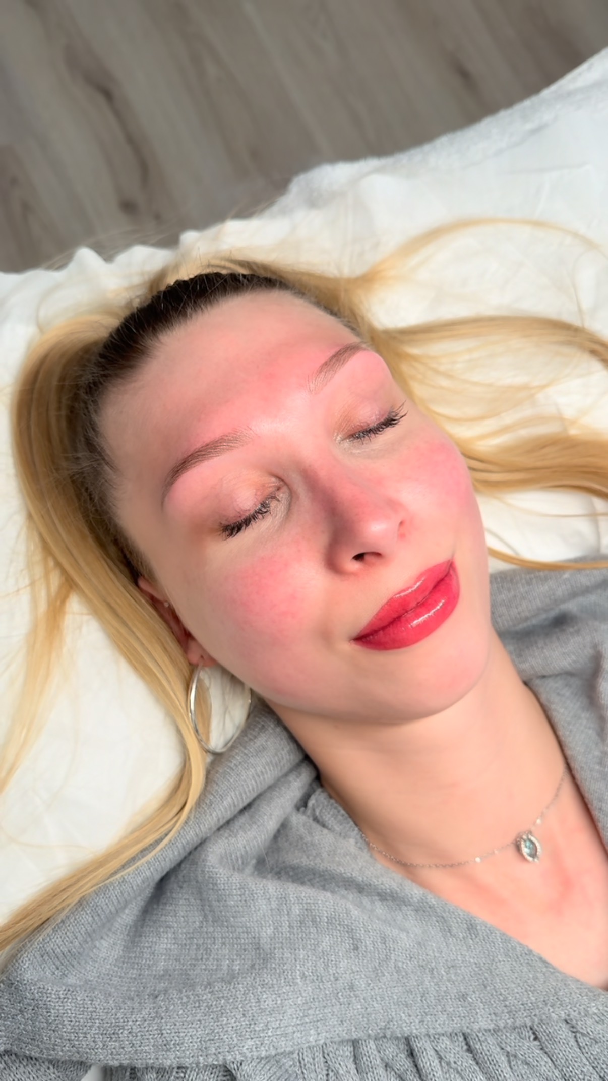 Lippenpigmentierung und Combobrows 🥰
Vor der Behandlung hatte die Kundin sehr helle, lichte Augenbrauen und eine kaum sichtbare bzw. verlaufene Lippenkontur.
Gewünscht war ein intensiveres Lippenergebnis, passend zu ihrem liebsten, kräftigen Lippenstift 💄 sowie definiertere Augenbrauen.
✨ Lösung: Combo Brows für die Augenbrauen & eine intensivere Lippenpigmentierung.
Wichtig: Das Ergebnis wird an Lippen & Augenbrauen nach der Abheilung ca. 50 % heller.
Das abgeheilte Endergebnis poste ich natürlich auch noch 🤍