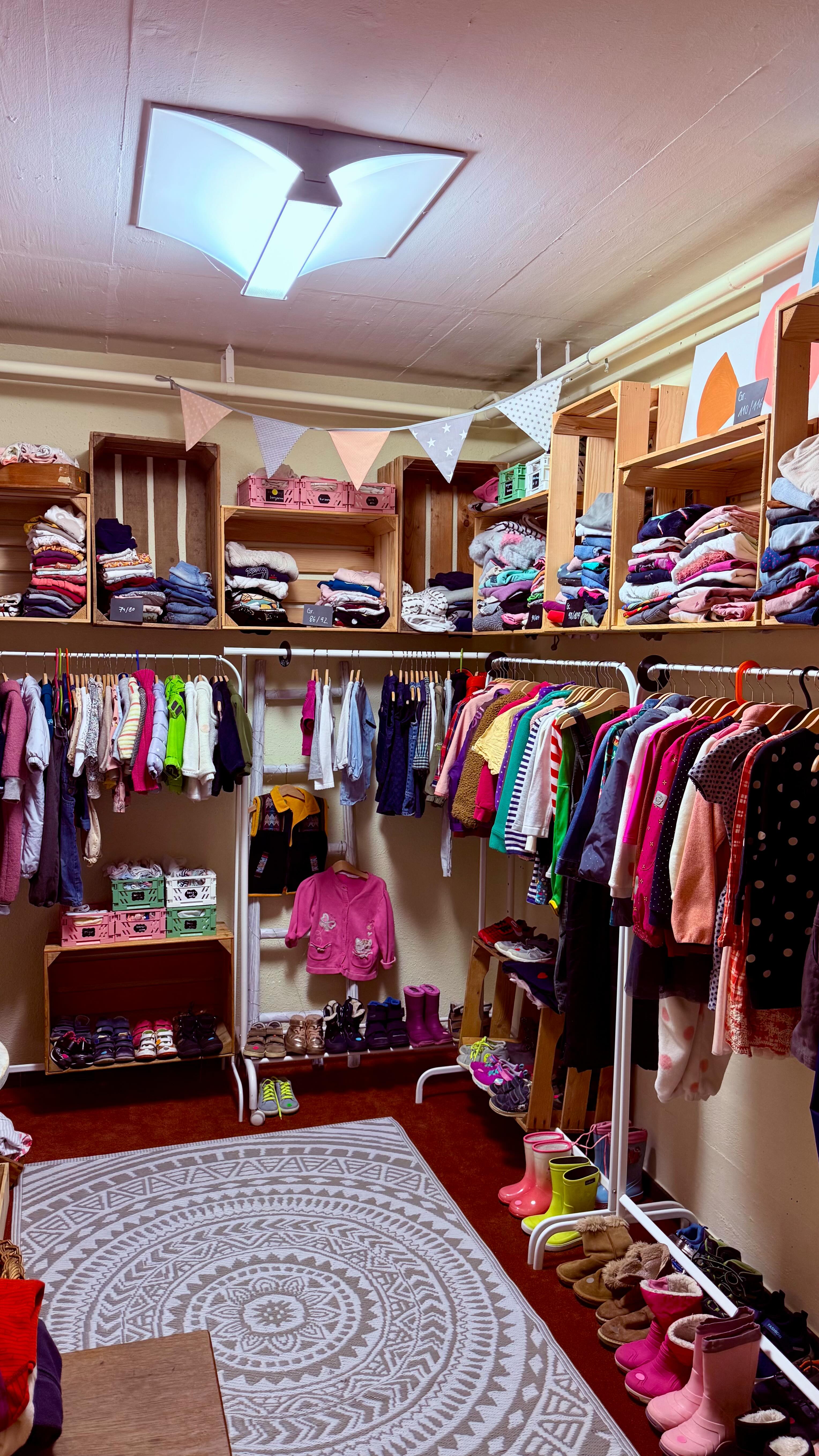 Wir kommen voran! Freut ihr euch auch so wie wir? Wie gefällt es euch? Wir können es kaum erwarten, euch unsere neue Aufmachung zu zeigen! Bis bald im neuen Oh!minis🤍
.
.
.
#secondhand #kinderkleider #neueröffnung