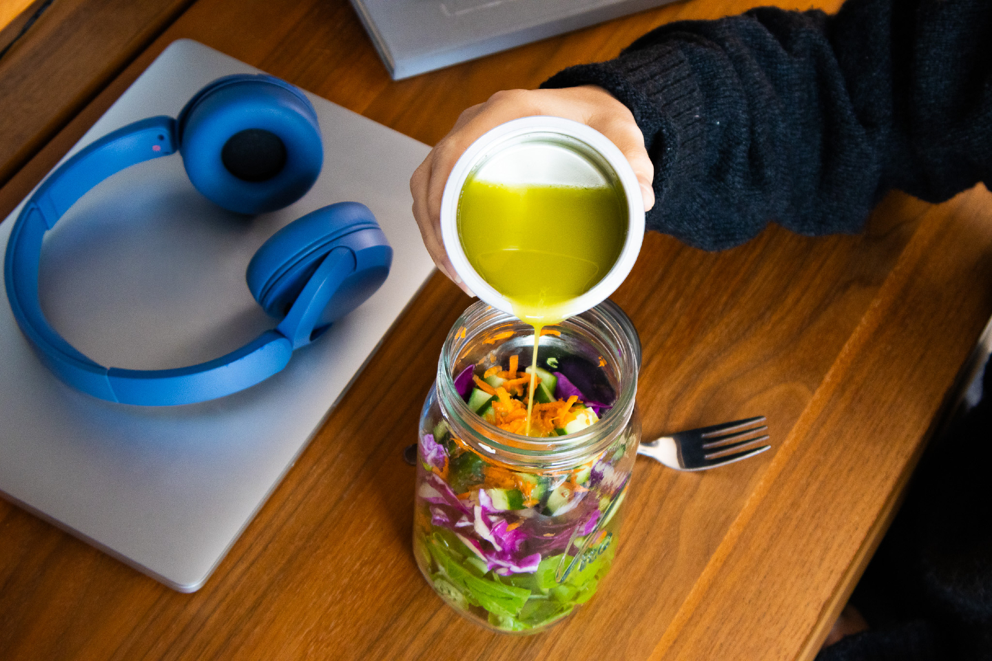 Houd je salade lekker vers en knapperig door de dressing apart van de sla te vervoeren. Deze inzet houder maakt dat mogelijk. #vita #mealprep #masonjars #foodpreserving #conserveren #voorraad #bewaren #voorraadkast #voedsel #voedselbewaren #opzetstukken #keuken #keukenaccessoires #kitchengoals #pressurecanning #canning #pantry #organise #kitchen #attachements #lifestyle #inspiration #pantrygoals #pantries