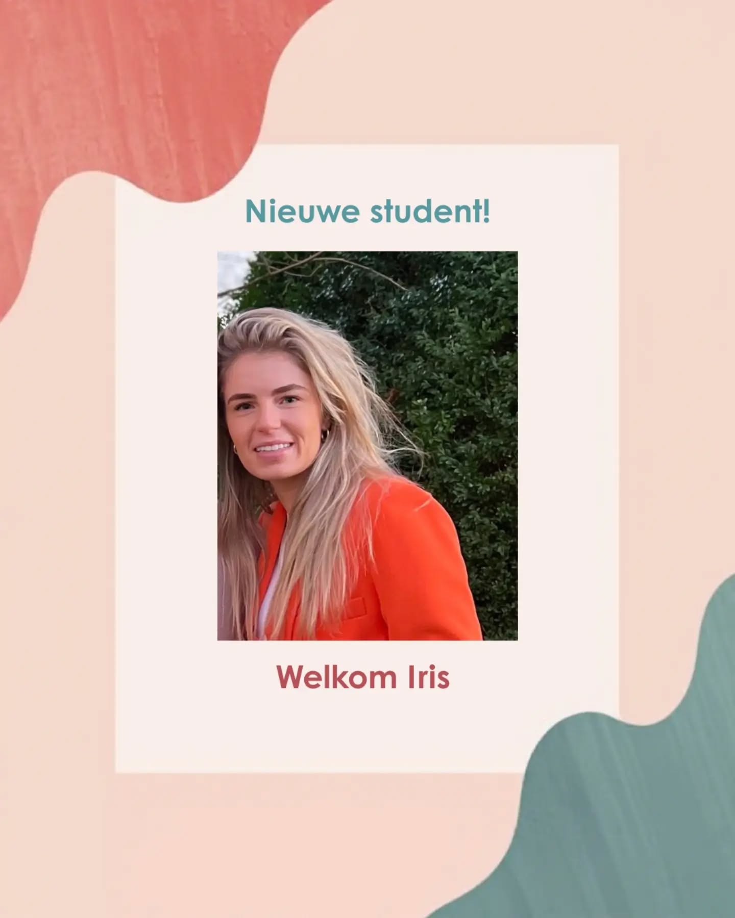 👩🏼🎓Start van Iris, verloskundige in opleiding!
Bij OVA Verloskundigen vinden we het belangrijk (en leuk!) om onze toekomstige collega's op te leiden. Vanaf morgen loopt Iris met ons mee. Voor enkele van jullie wellicht een bekend gezicht, want Iris heeft al eerder stage gelopen op de praktijk en heeft meerdere vakanties geholpen in de rol van assistente! 😁
—————————————————————————
Beste allemaal,
In de periode van 5 januari tot en met 8 maart mag ik stage lopen bij OVA. Daarom zou ik mij graag eerst aan jou/ jullie willen voorstellen.
Mijn naam is Iris Veldink, 26 jaar oud, geboren en getogen in Olst. Ik ben een vierdejaars student aan de Verloskunde Academie te Groningen. Het deel mogen uitmaken van een van de bijzonderste, belangrijkste en intiemste momenten van de aanstaande ouder(s) lijkt mij enorm mooi. Ik kijk er dan ook naar uit om jou/ jullie te leren kennen, nieuwe dingen te leren en ervaring op te doen. Tijdens deze periode kun je mij tegenkomen bij de controles, bevalling en kraamvisites. Mocht je bezwaar hebben tegen mijn aanwezigheid, dan heb ik daar alle begrip voor en kun je dit te allen tijde aangeven bij een van de verloskundigen!
Hopelijk tot snel!
Groetjes,
Iris