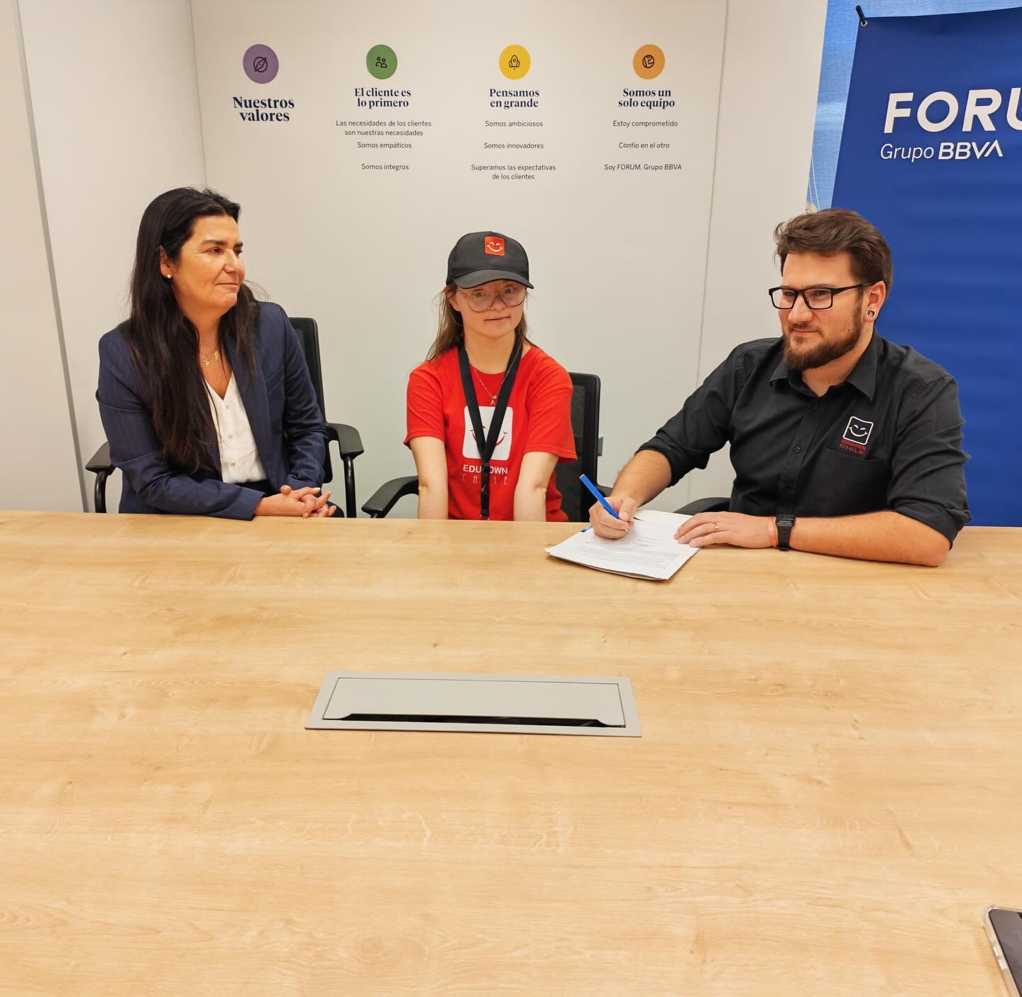 Hoy damos un paso más hacia la inclusión real.
Con mucha alegría iniciamos las firmas de contrato de nuestros servicios a empresas, junto a nuestros aliados de Forum, uniendo fuerzas para abrir oportunidades reales de desarrollo, autonomía y futuro para jóvenes con discapacidad intelectual.
Cada firma representa confianza, compromiso y la convicción de que el talento se construye con apoyo, respeto y oportunidades.
Gracias por creer en la diversidad, en las capacidades y en un mundo donde todas las personas importan y cuentan. 🚀💙
#InclusiónReal #Edudown #AlianzasQueTransforman #TalentoSinBarreras #DiversidadQueSuma