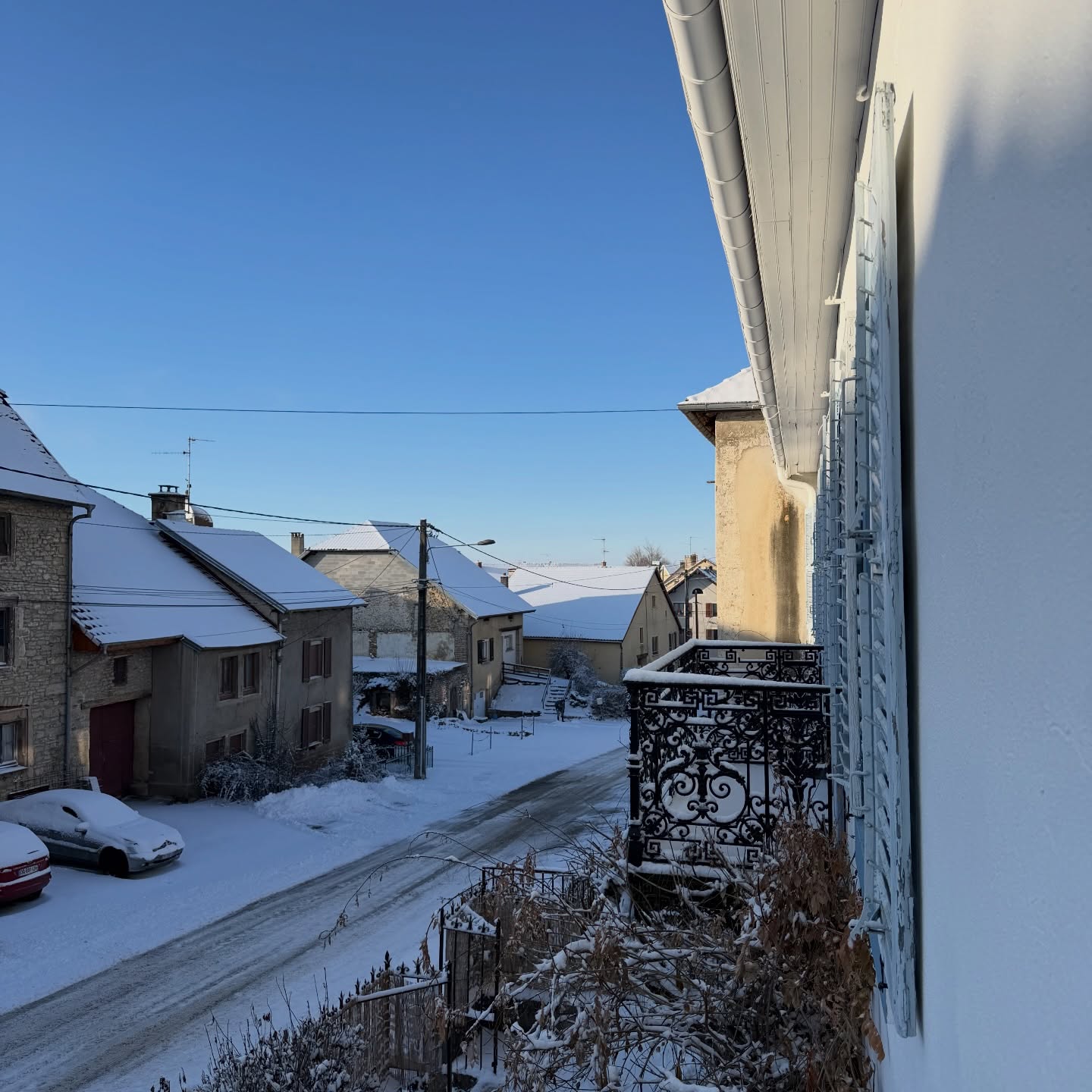 ❄️ Le Pays horloger sous la neige ❄️
8 cm de poudreuse ce matin au réveil, un grand soleil d’hiver, et le silence feutr