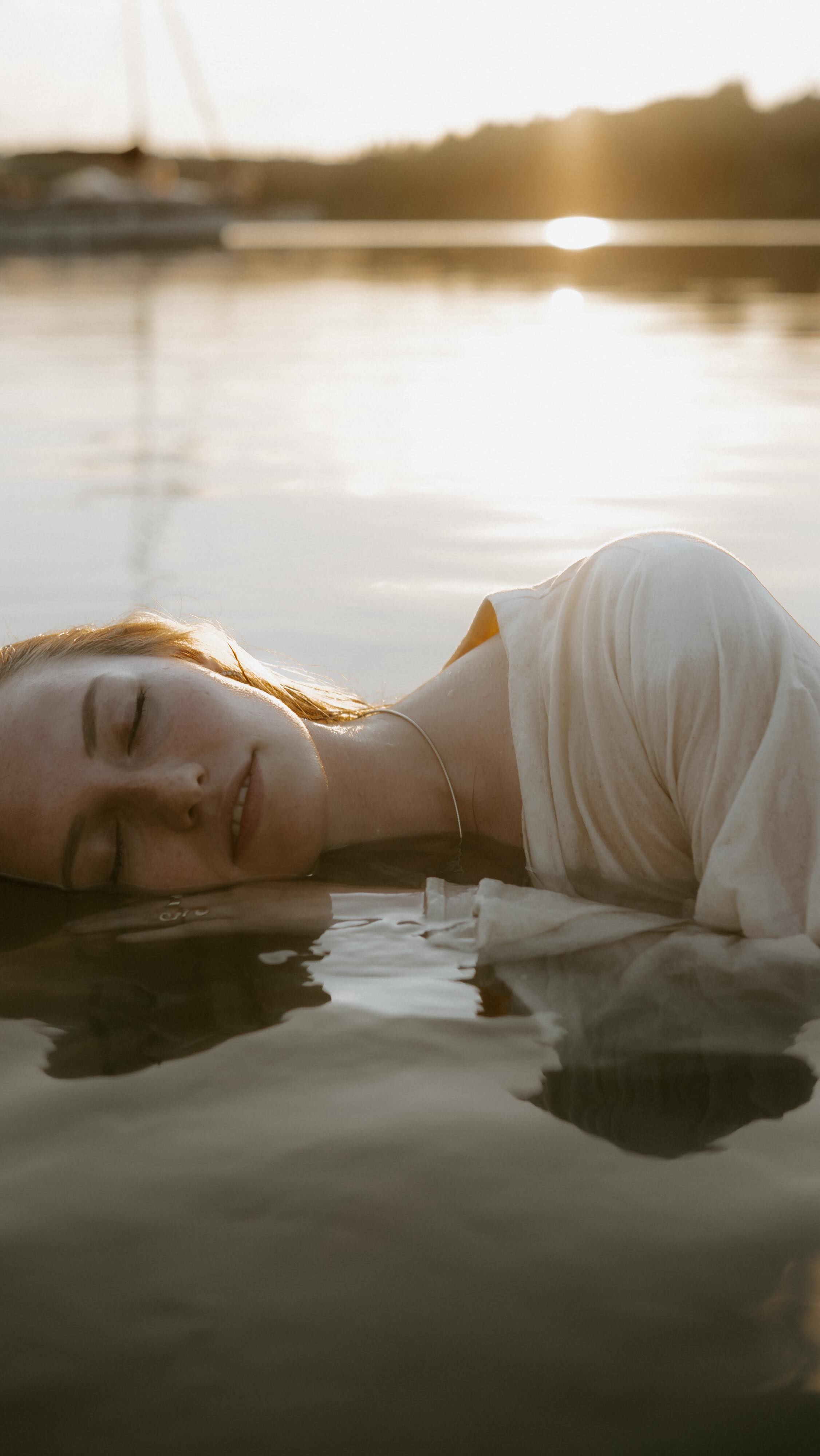 Diese Momente, in denen dein Kind sich an dich klammert, lacht, loslässt oder einfach nur bei dir sein will
das ist Liebe in ihrer rohesten Form.
Und genau das halte ich fest.
Kein Posieren. Kein Funktionieren.
Sondern Nähe. Verbindung. Wahrheit.
Wenn du dir wünschst, dich selbst einmal so zu sehen,
wie dein Kind dich sieht –
dann begleite ich dich gern mit meiner Kamera.
🤍 Schreib mir eine Nachricht oder klicke auf den Link in meiner Bio und folge mir @soulmom.era @soulmom.era @soulmom.era
Mama Sohn Bilder, Mama Kind Bilder, Mama Kind Shooting, Bilder mit Kindern, Fotoshooting mit Kindern