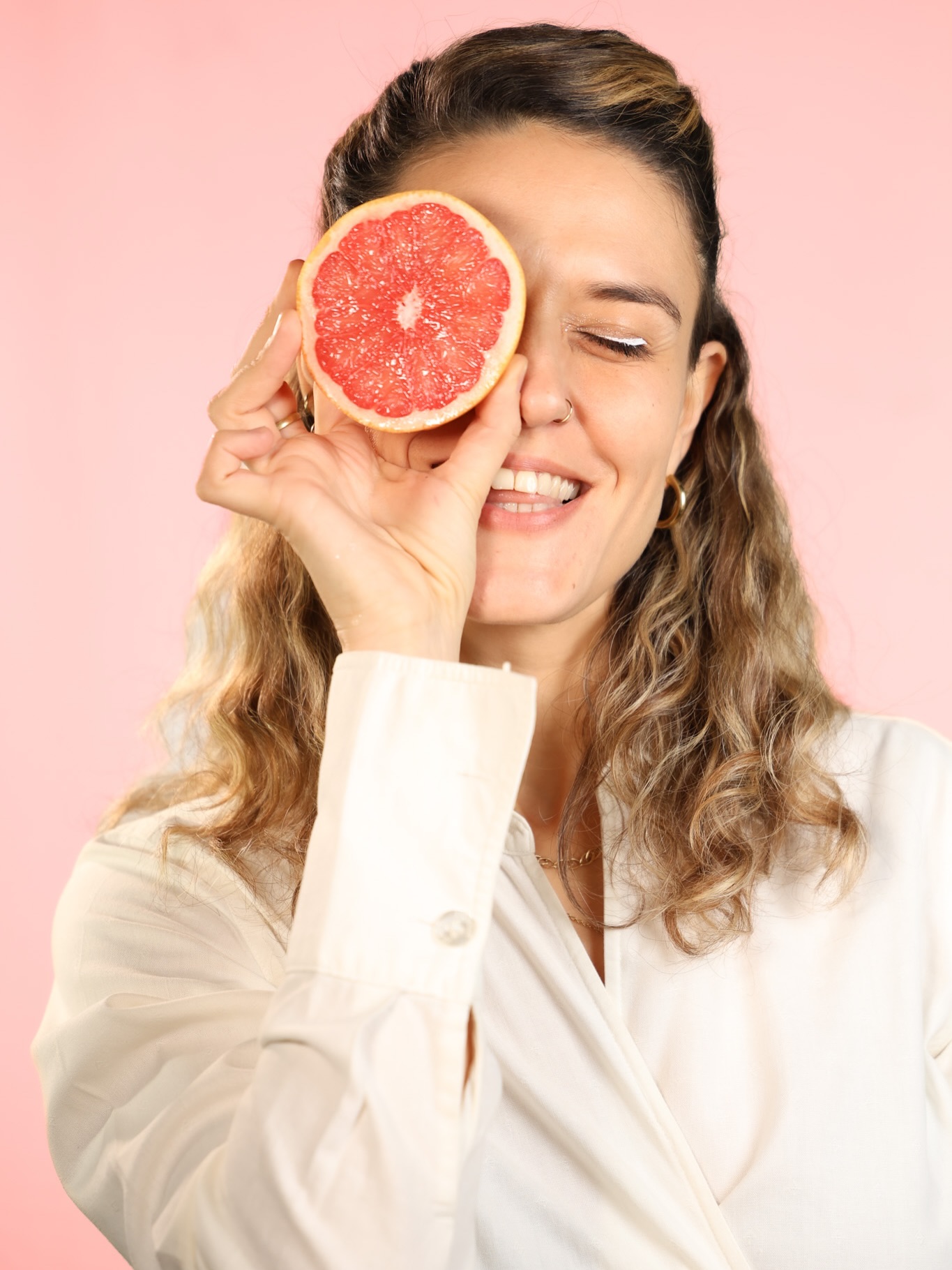 Ella es Paola ✨ Health Coach y Terapeuta Corporal.
Acompaña a mujeres a crear una vida más ligera, libre de inflamación y de exigencia.
Su forma de cuidar nace del respeto al cuerpo:
nutrición consciente, yoga somático y rutinas amorosas que sostienen de verdad.
Autocuidado amable para volver al cuerpo como hogar.
🌿 @_nutreser