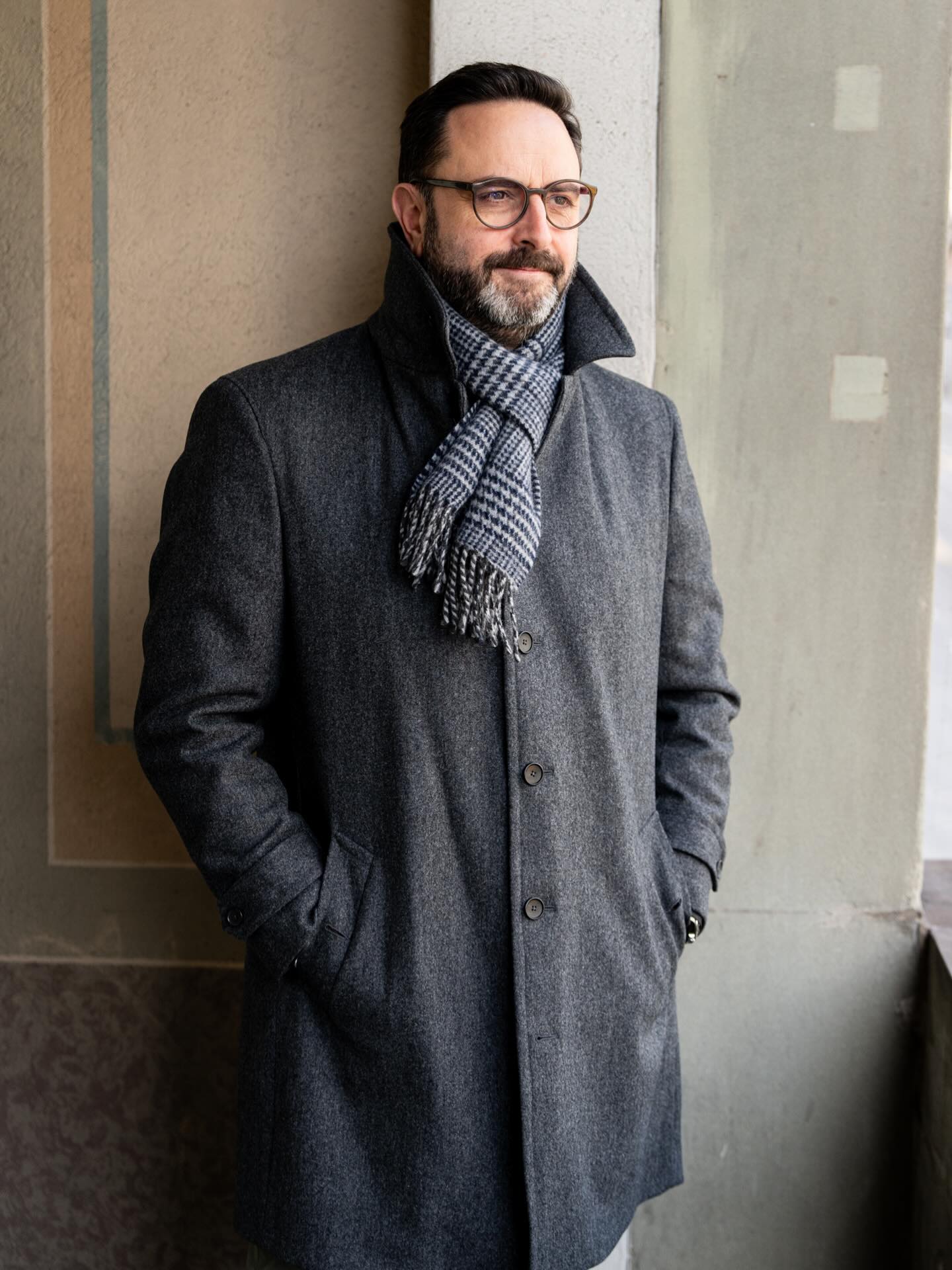 Ein Klassiker, der nie laut sein muss, um zu wirken.
Grauer Mantel aus reiner Wolle – warm genug für kalte Tage, elegant genug für jeden Moment.
Ein Stück, das immer geht.
Ein treuer Begleiter, Saison für Saison. #massmantel #massbekleidungzürich #bespoketailoring #masskleiderzürich