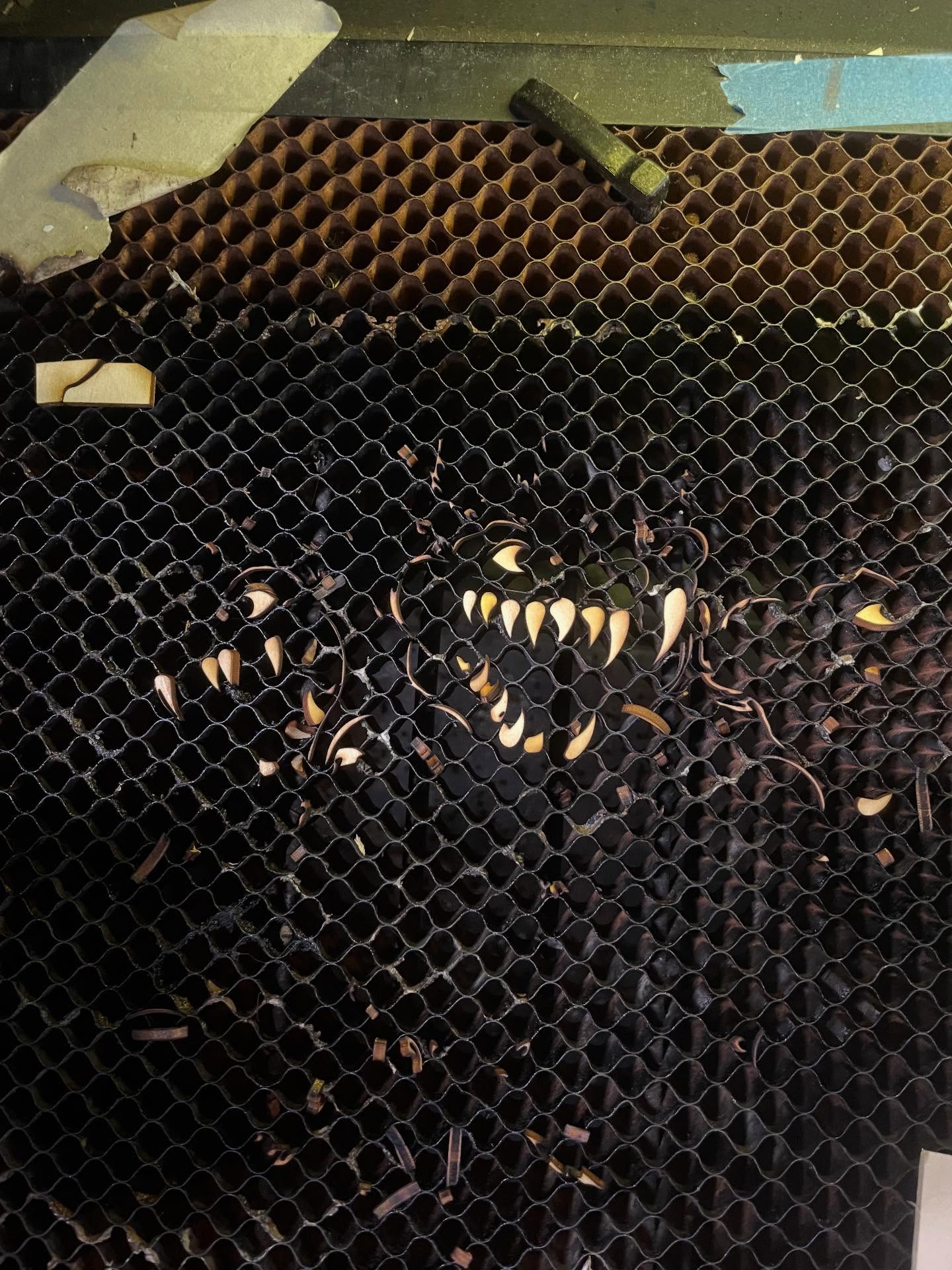 Tradition som skuggspel men där jag jag skära ut siluetter lite snabbare med ny teknik är en bra kombo. Gaaah 2026 här kommer jag.