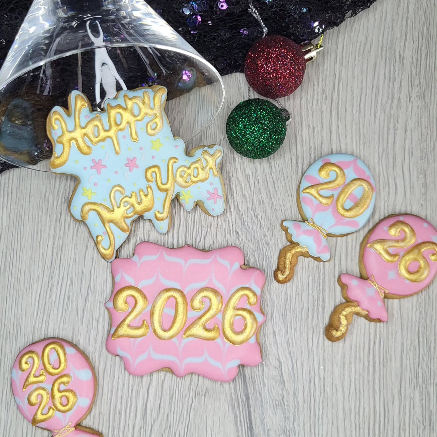 𝐏𝐨𝐩 𝐭𝐡𝐞 𝐛𝐮𝐛𝐛𝐥𝐲… 𝐢𝐭’𝐬 𝟐𝟎𝟐𝟔! 🥂
Welcoming the New Year with hand-decorated biscuits in soft pastels and gold details.
Perfect for gifting or events.
Orders now open for celebrations and special occasions 💫
#hello2026 #newyearevents #customcookies #newyeartreats #londonfood