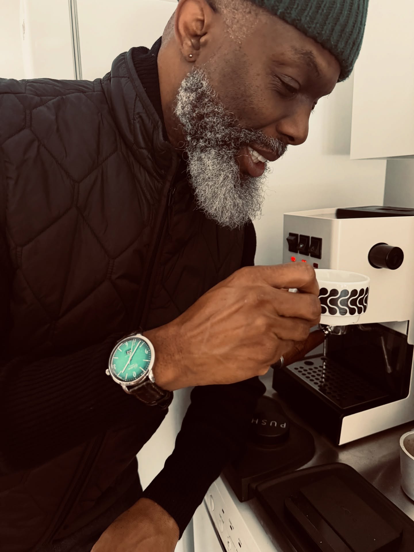 Morning ritual.
Pulling an espresso shot while time quietly does its thing.
A 1960s Glashütte Original Panorama Date — green dial, vintage soul.
Precision, patience, and presence in every detail.
⸻
#MorningRitual #EspressoMoment #CoffeeAndWatches #SlowDown
#GlashutteOriginal