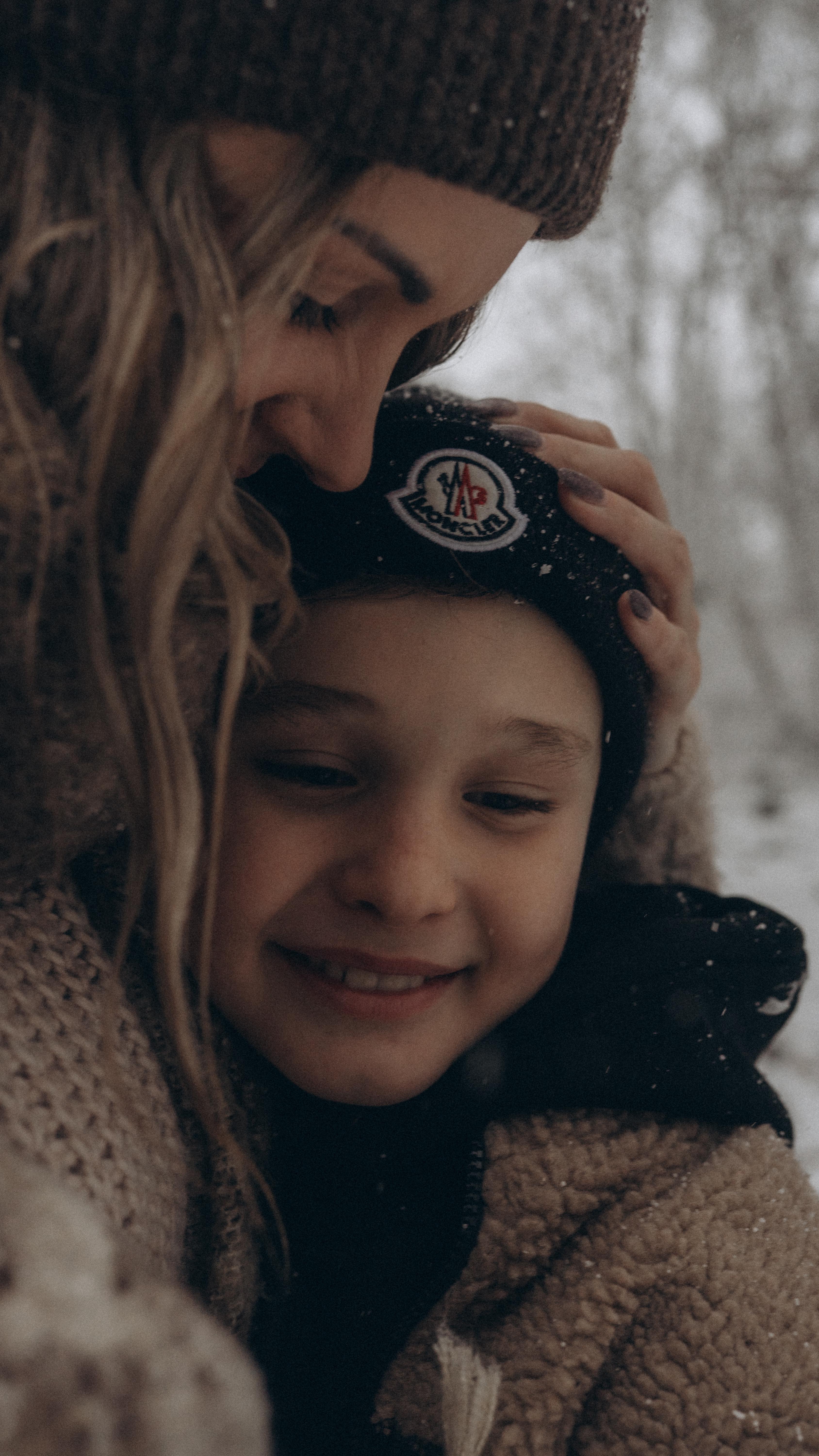 Nein, das heißt nicht, dass der Papa „nicht wichtig“ ist.
Und nein, das soll auch nicht jedes Shooting so sein.
Familienbilder sind wertvoll.
Gemeinsame Erinnerungen sind richtig und wichtig.
Und trotzdem:
Einmal im Jahr darf es auch ein Shooting nur für Mama & Kind sein.
Nicht gegen den Papa.
Sondern für diese eine Verbindung.
Denn gewisse Dinge trägt eine Mutter im Leben mit Kindern alleine.
Die Veränderung des Körpers.
Die Verschiebung der Identität.
Die Verantwortung, die Tiefe, die innere Umordnung eines ganzen Lebens.
Mutterschaft verändert nicht nur den Alltag,
sie verändert, wer du bist.
Und ja: Für eine Mutter bedeutet dieser Weg oft eine andere, tiefere, umfassendere Veränderung als für einen Papa.
Wenn nur eine Bezugsperson da ist,
entsteht ein anderer Raum.
Eine andere Nähe.
Eine andere Tiefe.
Kinder müssen sich nicht entscheiden.
Sie sinken.
Sie lassen los.
Sie verbinden sich anders,
wenn sie nicht zwischen zwei sicheren Häfen wechseln.
Dieses Shooting ist kein Ausschluss.
Es ist eine bewusste Entscheidung
für Fokus, Ruhe
und echte Momente.
Folge mir für deine Momente @soulmom.era @soulmom.era @soulmom.era
SEO | Mutterschaft, Mama Kind Bilder, Mama Kind Shooting, Mama Sohn Bilder, Mama Tochter Bilder, Motherhood Fotografin, Motherhood Photos, Bilder mit Kindern