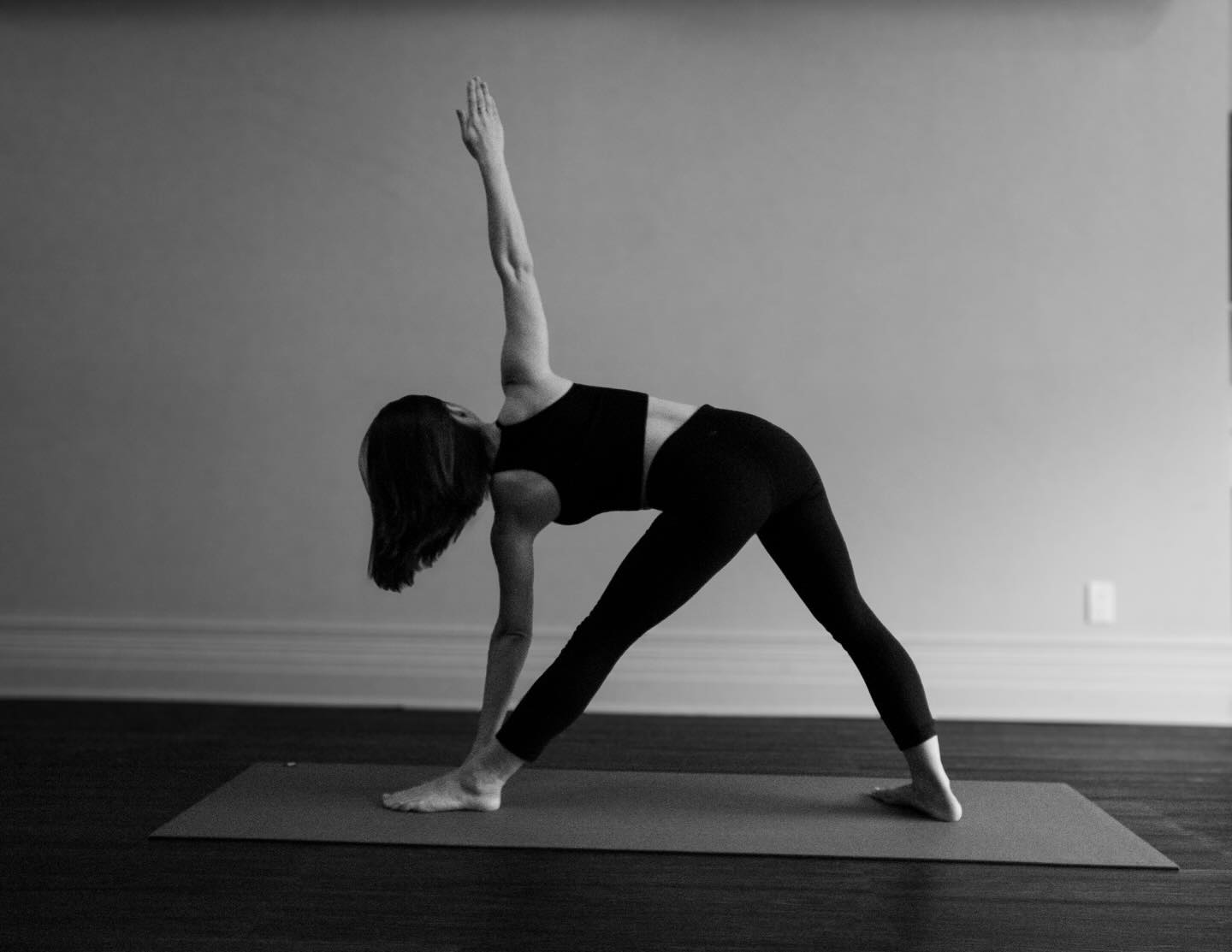 TRIANGLE POSE — Trikonasana 🔺
In Sanskrit, trikona means “three angles,” …. a beautiful symbol of balance, clarity, and the meeting point of breath, body, and mind.
Triangle Pose is a standing posture that teaches us how to organize these three points at once — rooting down, expanding outward, and staying present within the shape.
Body:
Trikonasana strengthens the legs and core while opening the hips, hamstrings, chest, and shoulders. The spine lengthens rather than collapses, creating space across the side body and supporting healthy posture. The gentle twist of the torso can also aid digestion and circulation.
Breath:
The breath moves laterally in this pose, filling the ribs and side body. Each inhale creates expansion; each exhale offers grounding and stability. When breath is steady, effort softens and the posture becomes sustainable rather than forced.
Mind:
Mentally, Triangle Pose invites clarity. With multiple lines of energy happening at once, the mind must stay organized and focused. It teaches us to extend without overreaching, to remain calm inside complexity, and to balance effort with ease
Triangle Pose invites us to stand fully in our lives — grounded, open, and connected to all sides of ourselves.
Reflect on this next time you’re presently breathing in this shape.
📸 @candice.ferreira
.
.
.
.
.
.
.
#trikonasana #trianglepose #asana #yoga #yogalife