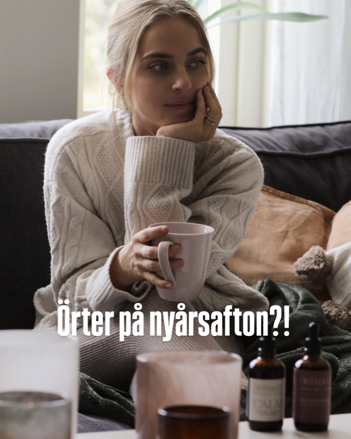 På nyårsafton kokade jag mitt vanliga kvällste och droppade i calm dropparna, precis som alla andra kvällar.
Efter en kväll med mycket stimulans, god mat, lite bubbel och massor av skratt var qi och yang på pik när det var dags att gå och lägga sig, helt överstimulerad och inte alls nere i yin.
Vid dessa tillfällen är jag så glad över att kunna använda mig av örter i vardagen! 🌿 en liten stund efter min varma kopp kände jag hur lugnet infann sig, pirret och buset i kroppen samlades i hjärtat istället för i kroppen och huvudet och vips var jag redo för sömn.
Att använda sig av örter för att varva ned har gjorts i tusentals år och det är så effektivt! Två pipetter Calm och vips har du en kvällsrutin som verkligen ger effekt.
Så tacksam ✨🙏🏼🌿