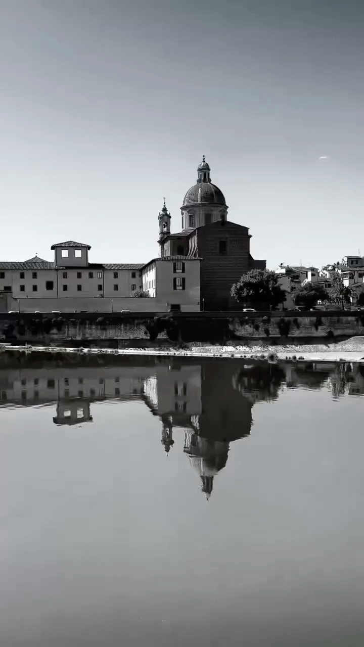 2025 a été une année dense, marquée par des sorties de zone de confort et la concrétisation de projets en maturation depuis plusieurs années. Elle a confirmé que chaque étape arrive au moment opportun.
.
La fresque à Aubusson fut une expérience très importante à plusieurs égards. Merci encore @delphineciavaldini pour ta confiance et ton soutien.
.
J’ai eu la chance de voyager et de retourner en Italie, ce qui m’a remplie de joie 🌟 J’ai hâte du futur projet pour 2026/2027 qui viendra renforcer ce lien avec 🇮🇹
.
La reprise de mon compte Instagram à zéro a représenté un défi significatif, transformé en une occasion de redéfinir mes bases. Je suis très reconnaissante pour le travail accompli avec ma collaboratrice secrète. Merci pour ton aide, ton soutien, ta curiosité et ton engagement sincère.
.
Vous êtes maintenant 700 à me suivre ici, et je vous suis profondément reconnaissante pour vos likes, partages et messages privés toujours bienveillants.
.
Ce fut aussi ma 2ᵉ année avec @collectif_daal , avec le même plaisir d’enseigner. Merci à mes élèves pour votre engagement et motivation.
.
Considérée comme une année de fin de cycle, Elle m’a permis de clore des chapitres, fermer quelques livres et remettre de l’ordre dans ce qui devait l’être avant l’élan d’un nouveau cycle. Une traversée exigeante, mais profondément juste. Merci 2025 🙏
.
2026 arrive avec de nouveaux projets… J’ai hâte de vous en parler 💫
Merci du fond du cœur pour votre confiance, vos sollicitations et les opportunités de collaboration.
Je vous souhaite une année 2026 heureuse et inspirante 🎨🌟🍀
.
#recap2025 #bonneannée #gratitude #artwork #2026