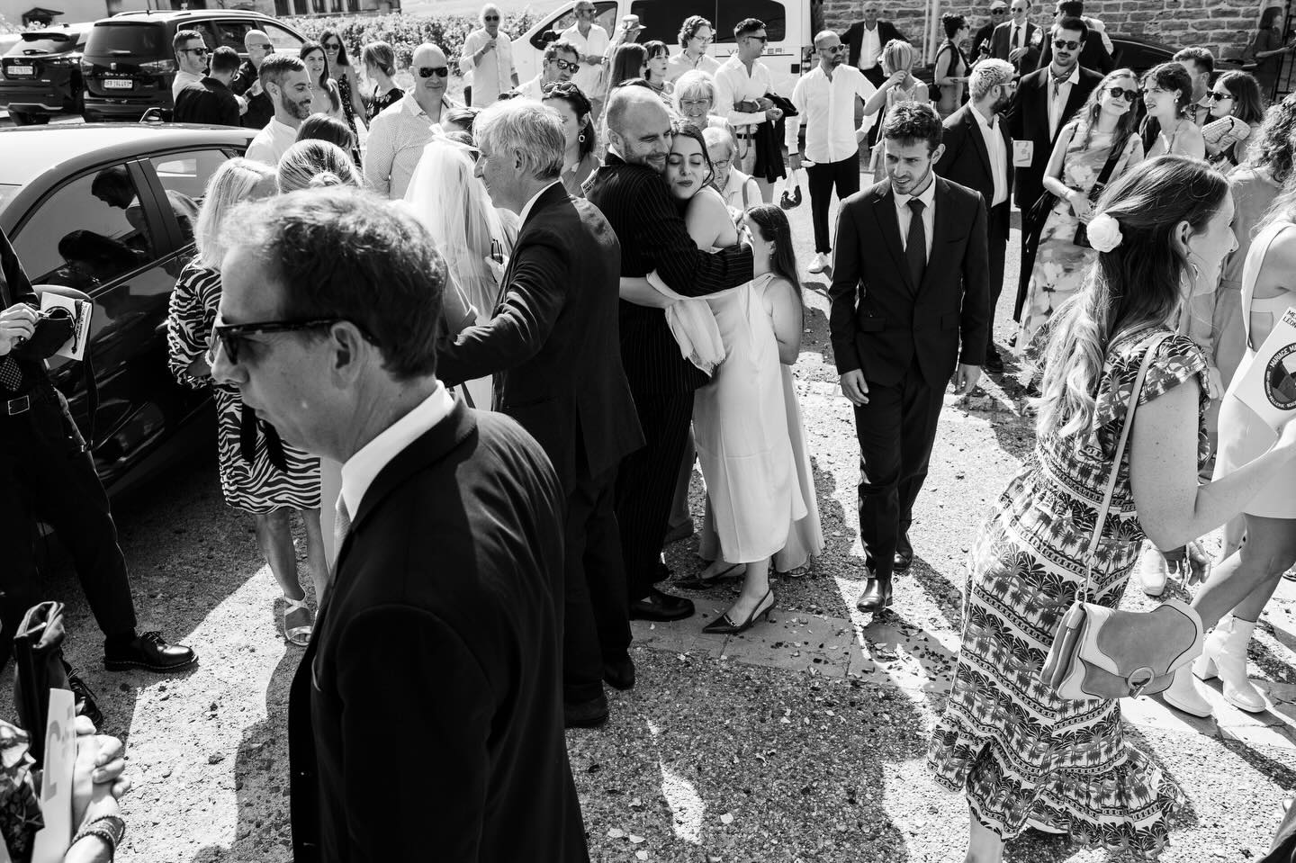 Les félicitations à la sortie de l’église, ce moment où tout se mélange : les sourires, les embrassades, l’émotion 🫶🏼
#photographemariagelyon #photographemariagebeaujolais #reportage #reportagedemariage #weddingphotographerfrance