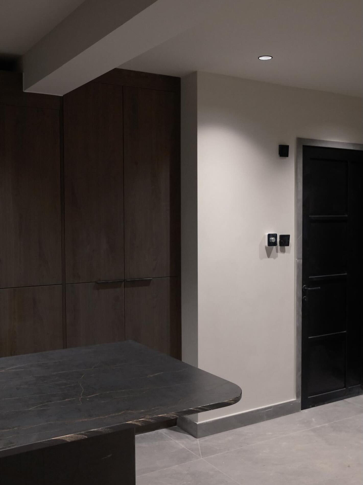 Open-plan kitchen and living space at our Windsor project.
Skirting and architrave tiles aligned with the flooring ensure a clean, cohesive and uninterrupted finish.
SOHO Developments | High-end residential extensions, loft conversions & full refurbishments