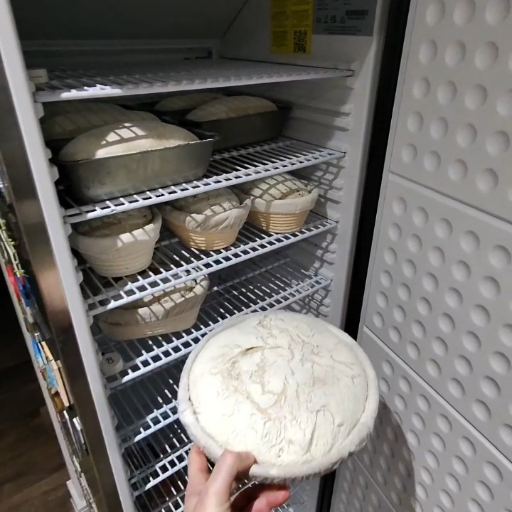 Slow craft, fast moment – Our family loaf is doing its little time travel.
#sourdough #bakedbythevarga #microbakery #slowdough #behindthecurtain #breadreel