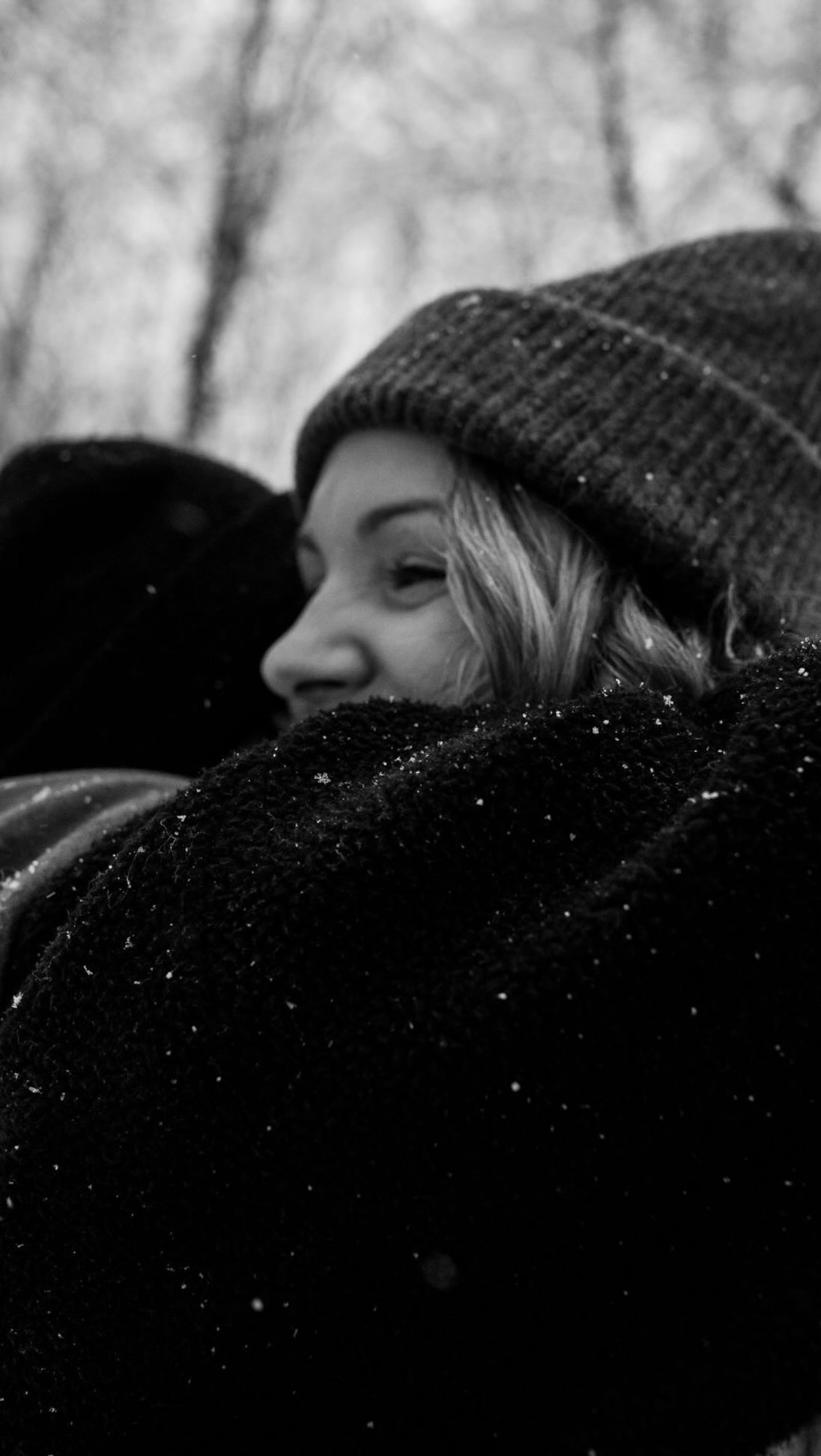 Ich musste erst selbst lernen,
Langeweile auszuhalten.
Dieses Nichtstun.
Dieses „Es passiert gerade nichts“.
Früher dachte ich, ich müsste mein Kind ständig beschäftigen,
ihm etwas anbieten, etwas füllen, etwas lenken.
Heute weiß ich:
Wenn ich ihm Langeweile erlaube,
erlaube ich ihm, sich selbst zu begegnen.
Und genau dort entsteht etwas so Wichtiges:
innere Ruhe.
Selbstvertrauen.
Die Fähigkeit, mit sich selbst zufrieden zu sein.
Ich wünsche mir keinen perfekt funktionierenden Menschen.
Ich wünsche mir einen innerlich stabilen, zufriedenen Erwachsenen.
Den Raum dafür zu geben, ist gar nicht immer so einfach in einer Zeit in der wir ständig in jeder freien Sekunde das Handy in die Hand nehmen anstatt bei uns selbst auch mal „Langeweile“ zuzulassen.
Deshalb ist es denke ich wichtiger als eh und je unseren Kinder zu zeigen, das nichts tun, einfach sein, ohne Beschäftigung in Ordnung und wichtig ist. Damit es keine Erwachsene werden, die innerlich immer Rastlos sind.
Folge mir für mehr @soulmom.era @soulmom.era @soulmom.era
SEO | Kinder Langeweile schenken, Grundlage für innere Zufriedenheit, gesund groß werden, mental gesunde Kinder erziehen,