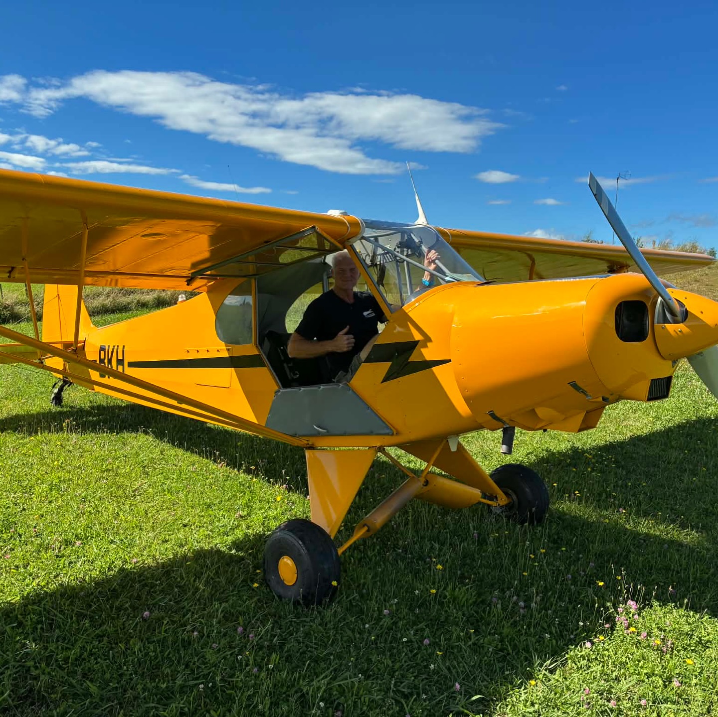 You can’t get a more classic shot, blue skies, green grass airstrip and a yellow Cub. Craig Moss brought his shared Supercub to Te Kowhai to pick up Bill and extend his skills exploring South Waikato strips.
#pipercub #supercub #pa18 #stripflying #nzaviation