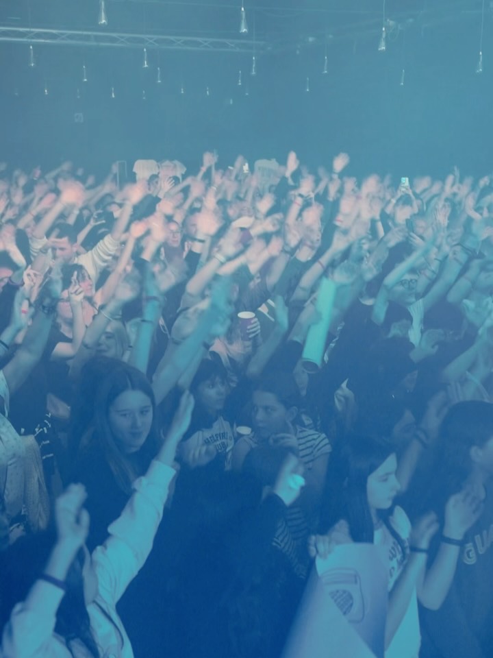 BARCELONAâ€ïžâđ©č Mai hauriem imaginat fer 'sold out' a la primera sala de la nostra vida.. PerĂČ encara menys el que ens vau fer viure ahir. No tenim paraules. GrĂ cies x tantđ„čâ€ïžus estimem.
GrĂ cies, grĂ cies i mĂ©s grĂ cies..â€ïžâđ©č