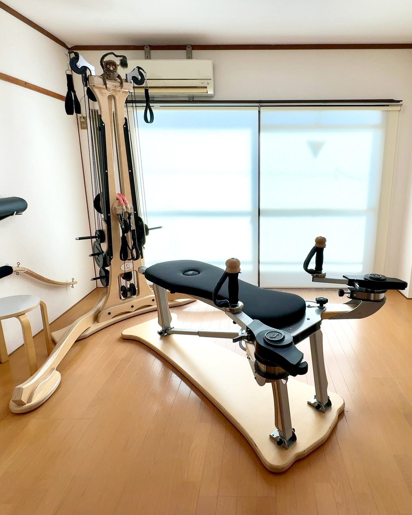 【京都北山】ジャイロトニック®︎セッションのお知らせ
地下鉄烏丸線「北山」駅4番出口より徒歩1分のスタジオをレンタルしてのセッションとなります。
京都府立植物園が目の前に広がる、明るく落ち着きのある素敵なスタジオです🌸
ユニークな見た目の木製専用マシンを使用するジャイロトニック®︎ですが、そのエクササイズもまた唯一無二✨
ジャイロとは円や螺旋を意味し、流れるような曲線的な動きに呼吸を合わせ、関節に負担をかけずに全身をストレッチ、強化していきます。
プライベートセッションですので、年齢や日頃の運動量を問わず、それぞれの目的に合わせた内容のエクササイズをご提案します🫡
肩こり、腰痛の軽減、ダンスやスポーツの技術向上など様々な効果が期待できますが、元バレエダンサーが考案したエクササイズなだけあり、バレエのテクニック向上に繋がるヒントもたくさん🩰✨
お得な初回体験セッションもありますので、ぜひお試しください❣️
初回体験セッション
60分 5000円
セッションのご予約はメールでお名前、お電話番号、ご希望の日時をお知らせください。
みなさまのご予約を心よりお待ちしています🥰
※男性のセッションは面識、ご紹介のある方に限りますので予めご了承ください。
#ジャイロトニック京都 #プライベートレッスン #バレエ #ジャイロキネシス #ジャイロトニック#ストレッチ #ボディコンディショニング
#トレーナー #バレ工講師 #後藤佐久良 #京都 #京都市北区 #北山駅 #京都府立植物園
#ballet #dance #gyrotonic #gyrokinesis #balletteacher #trainer #sakuragoto #kyoto