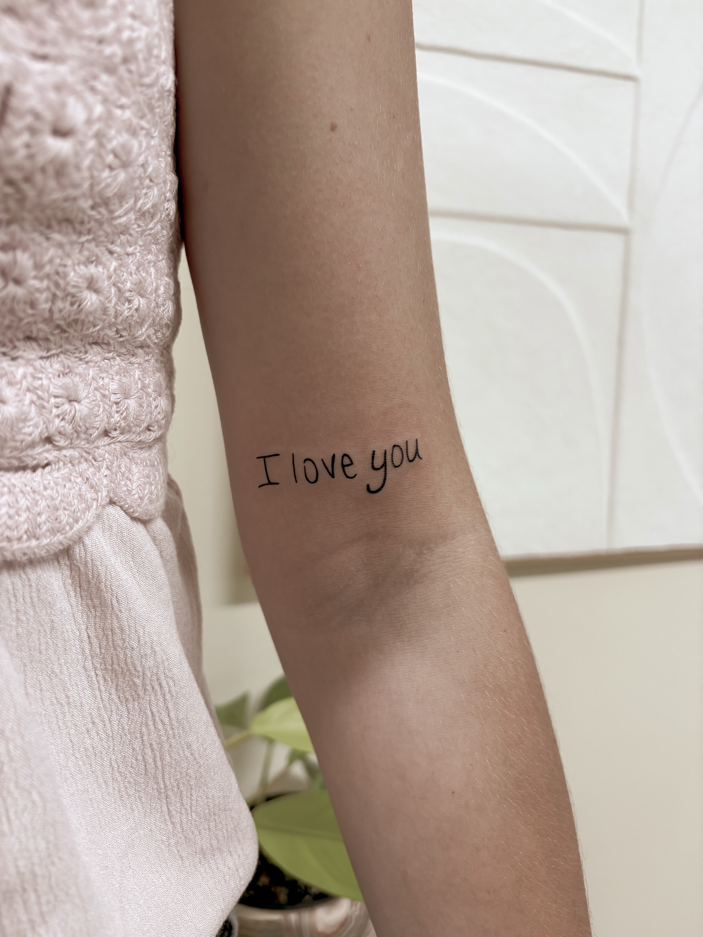 Sweet words in her mom’s handwriting.
#hawaiitattooartist #handwritingtattoo