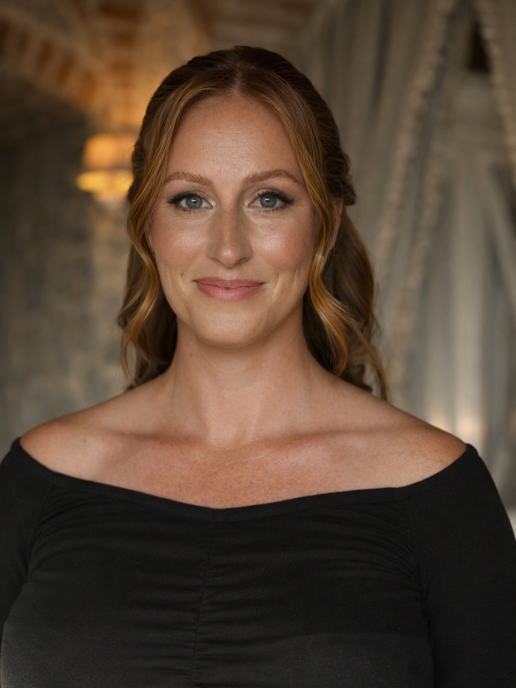 Bridal makeup and hair trial in Tuscany ✨ Swipe to see the products behind this look →
Timeless beauty, flawless skin and relaxed waves — created for our future brides to be 💍
#florencemakeup #florencemakeupartist #tuscanymakeupartist #makeuptuscany #makeupartisttuscany