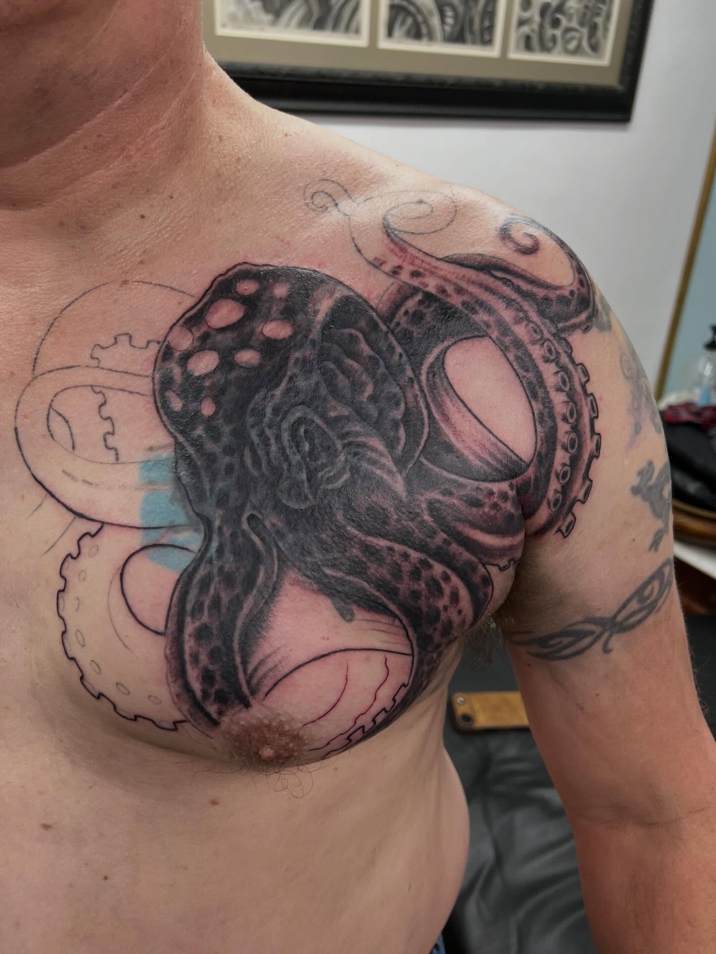 Freehand custom cover up, work in progress… much more to come… #tattoo #tattoos #krackentattoo #coveruptattoo #workinprogress💪