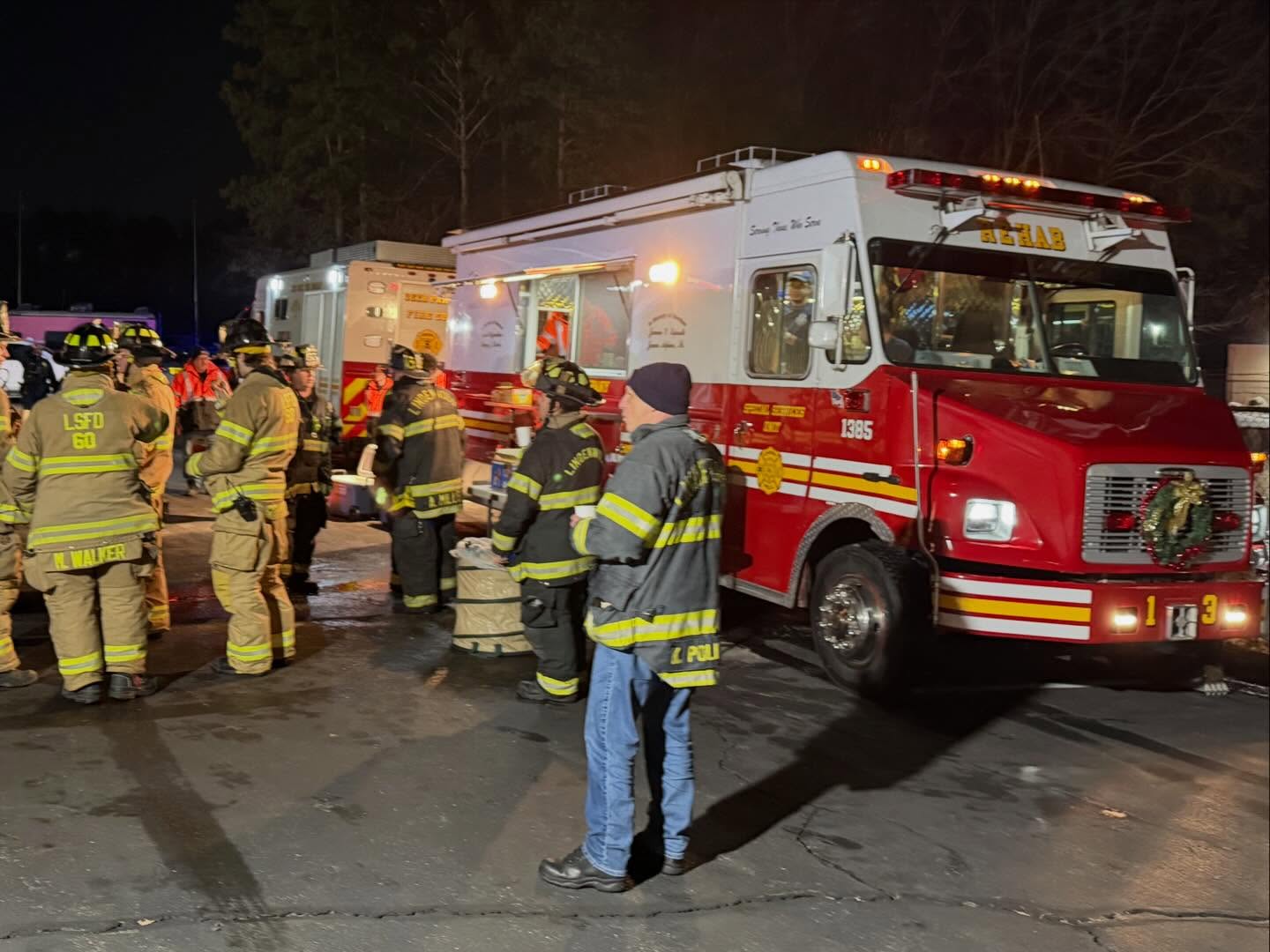 On Friday January 2nd at 9pm, Rehab 13 was dispatched to a storage facility in Lindenwold to support Lindenwold Fire Department during their operations. Proud to be on scene providing rehab support and keeping crews safe, warm, and ready to work.
Thank you to Lindenwold FD for the teamwork and dedication.
#Rehab13